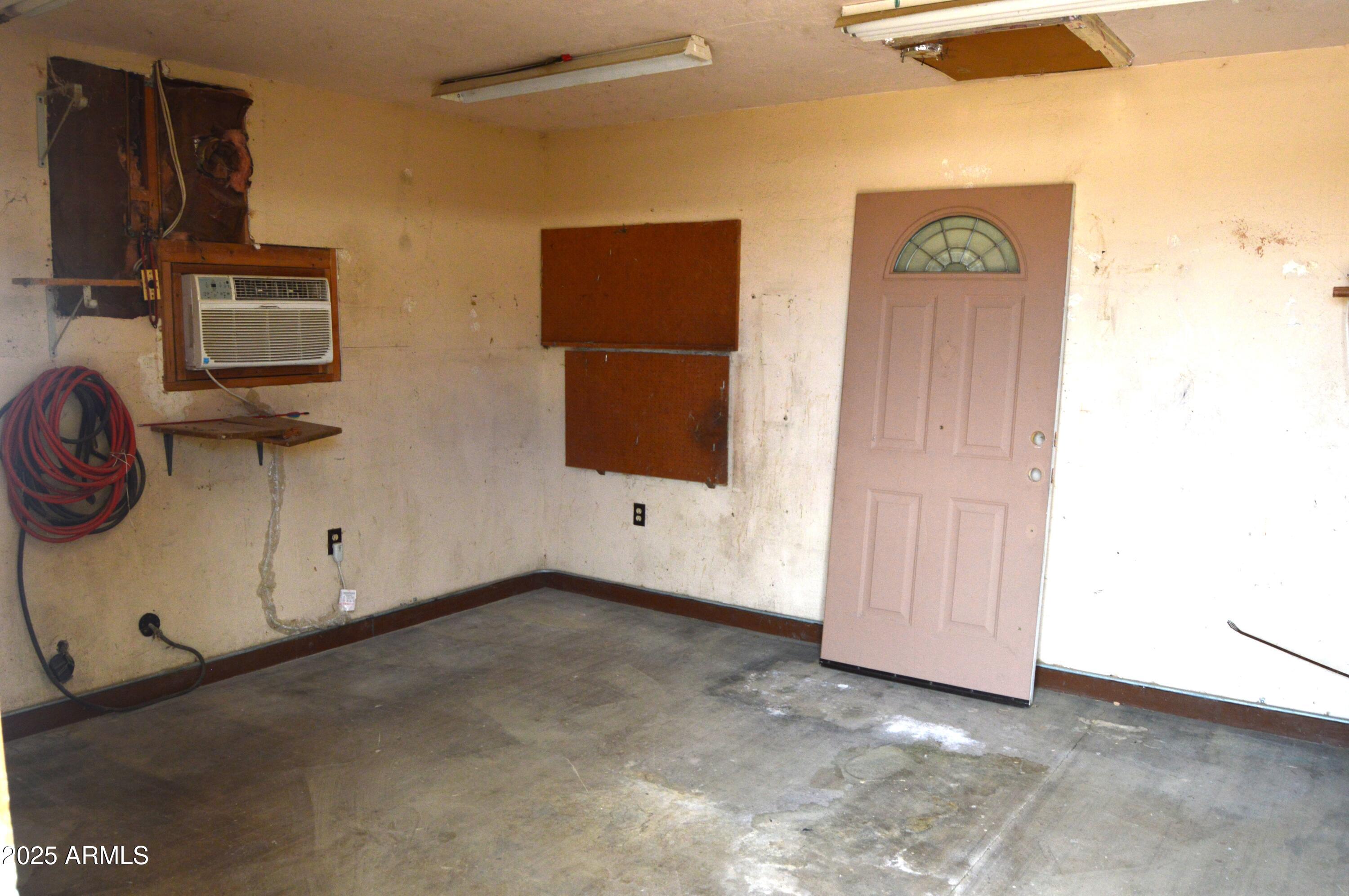 1528 E MISSION Lane