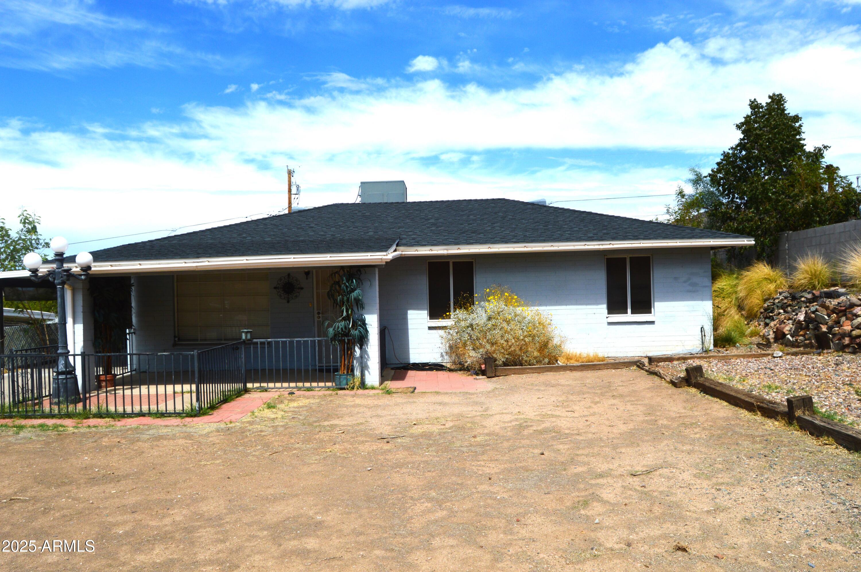 1528 E MISSION Lane