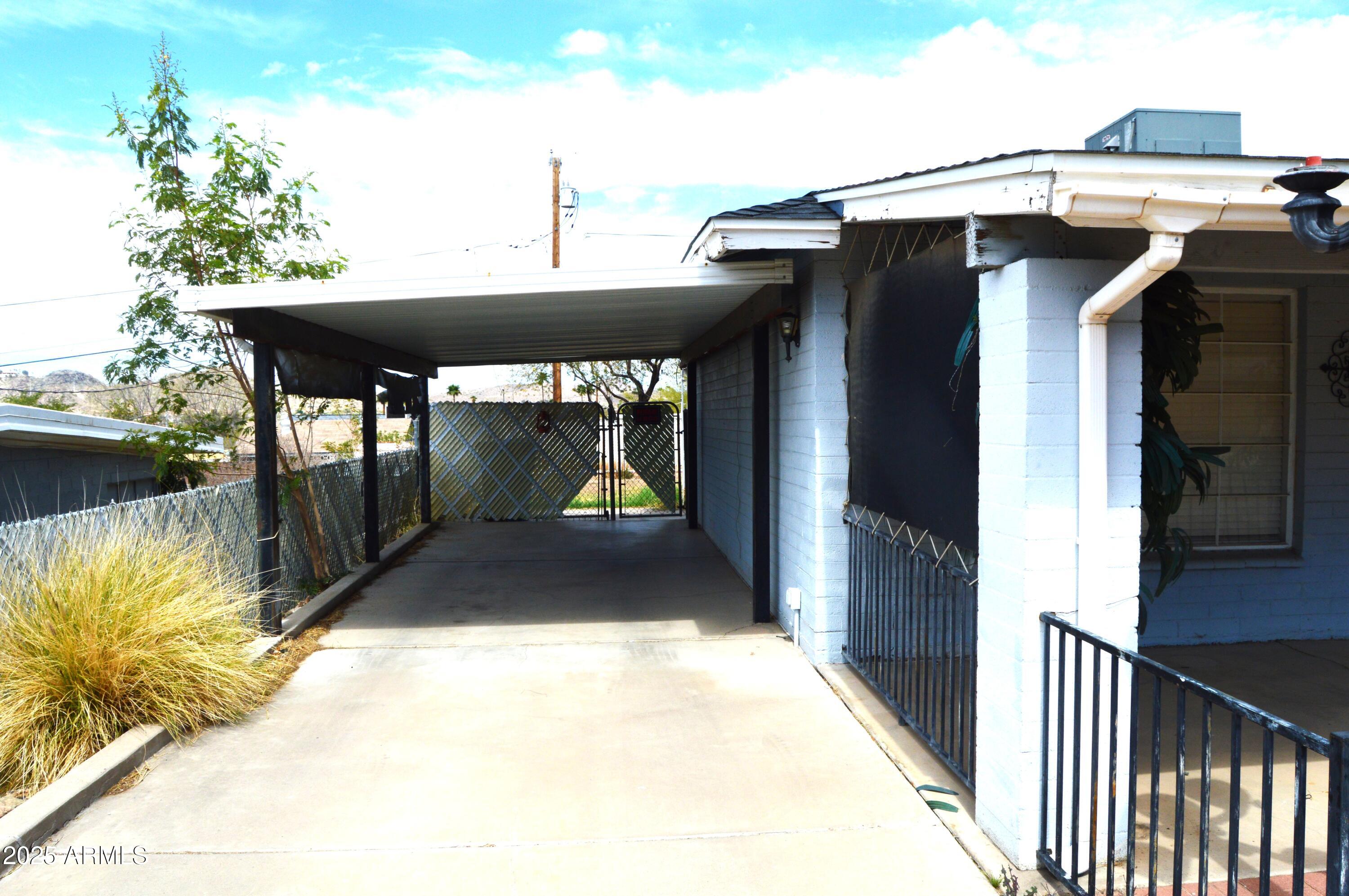 1528 E MISSION Lane