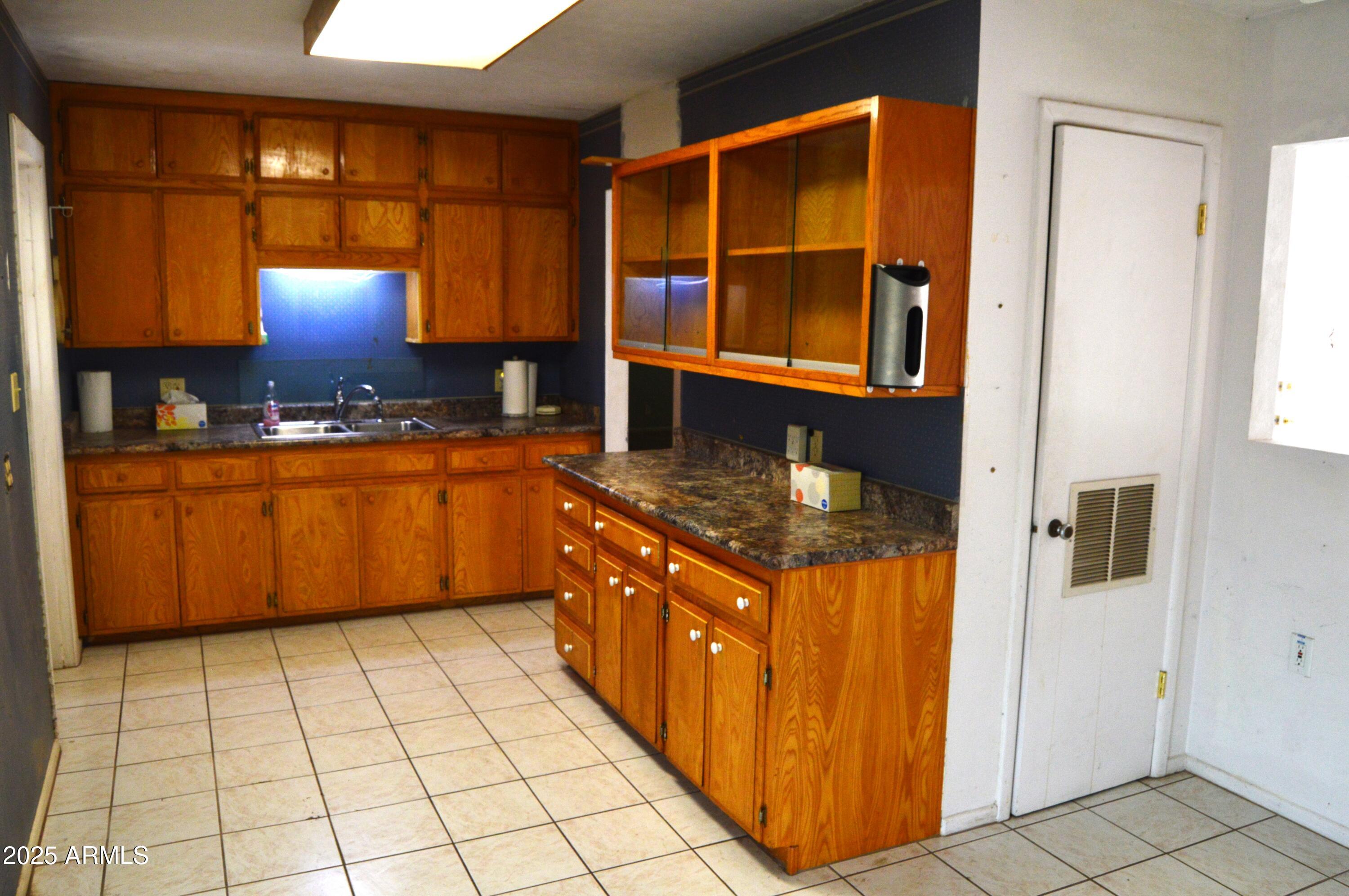 1528 E MISSION Lane