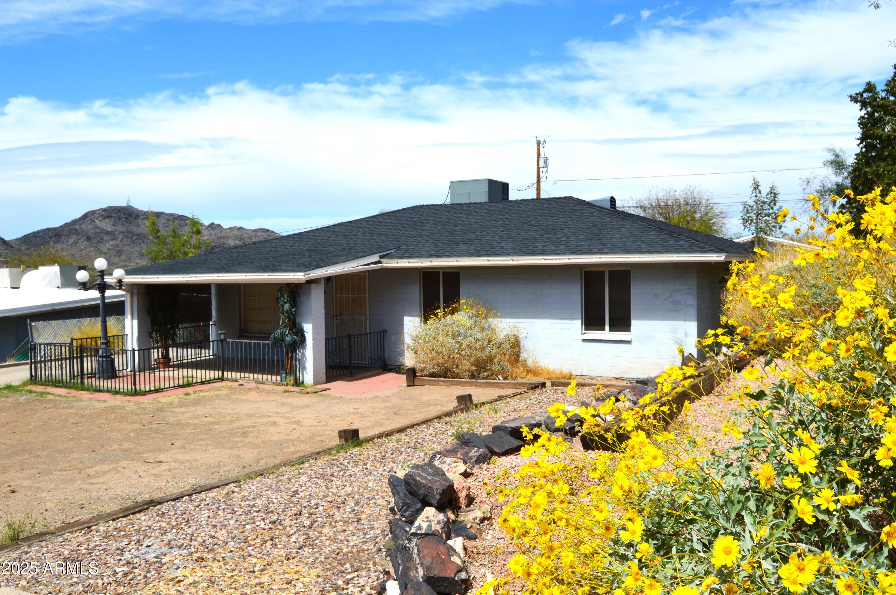 1528 E MISSION Lane