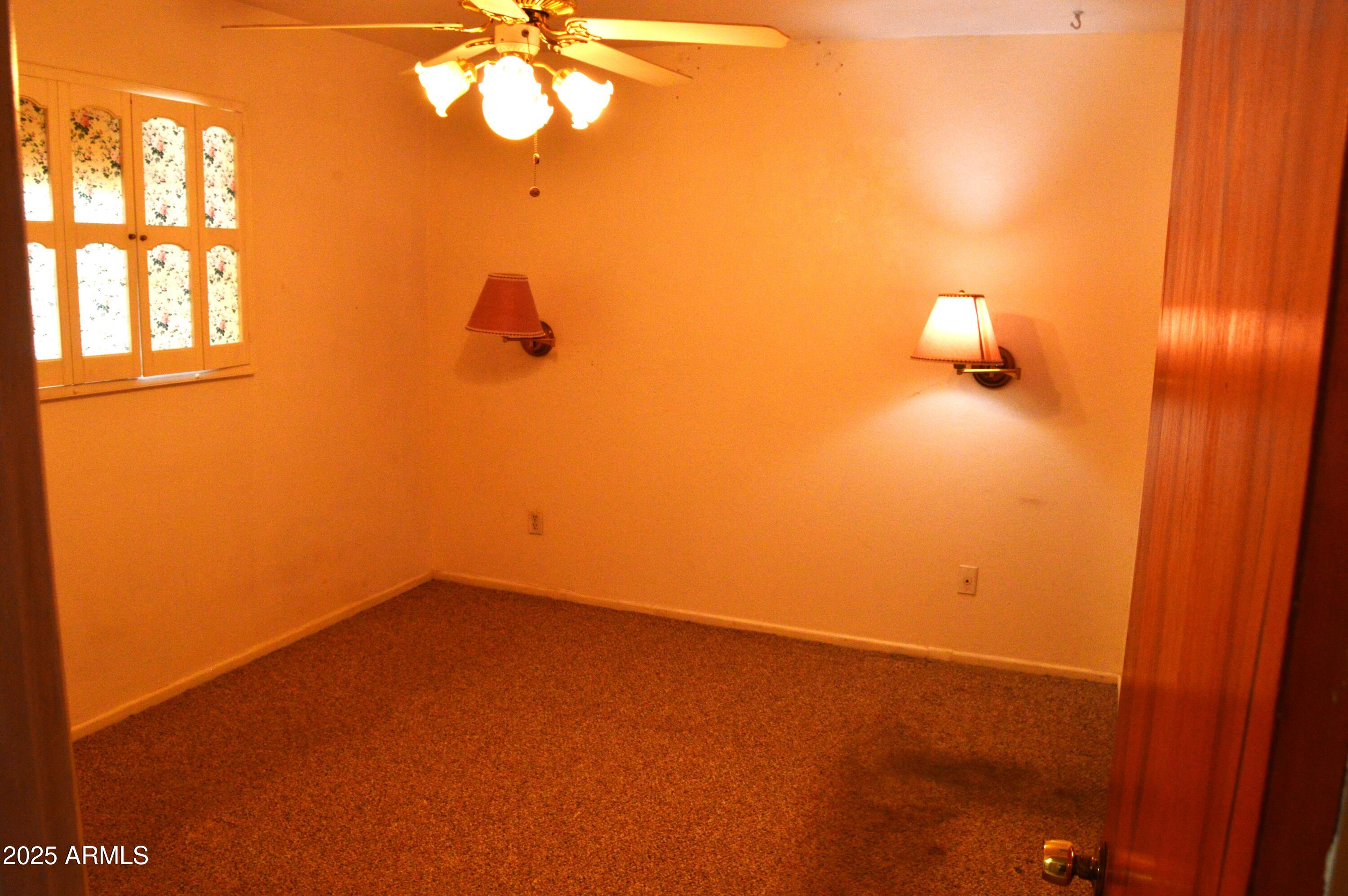 1528 E MISSION Lane