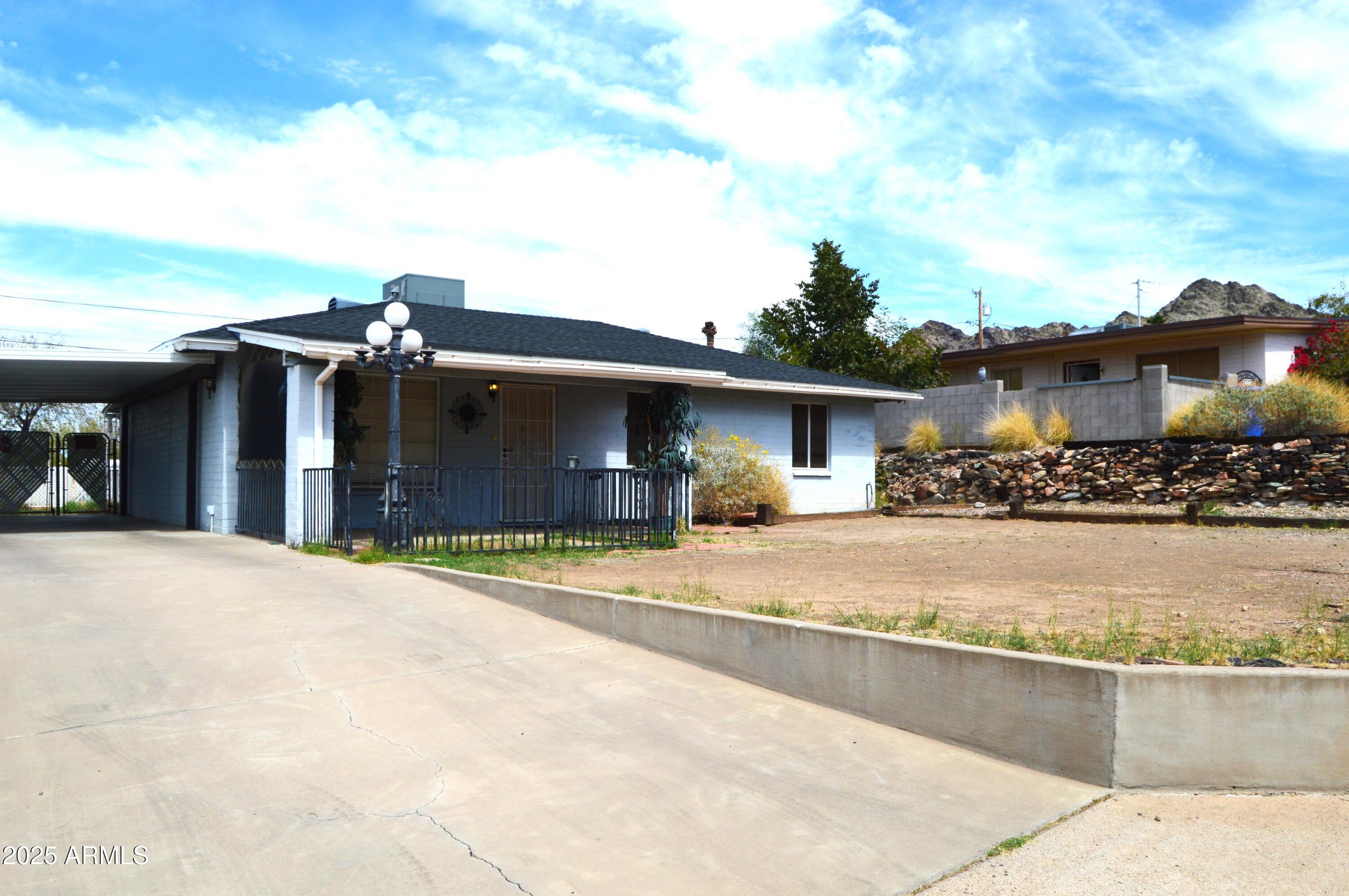 1528 E MISSION Lane