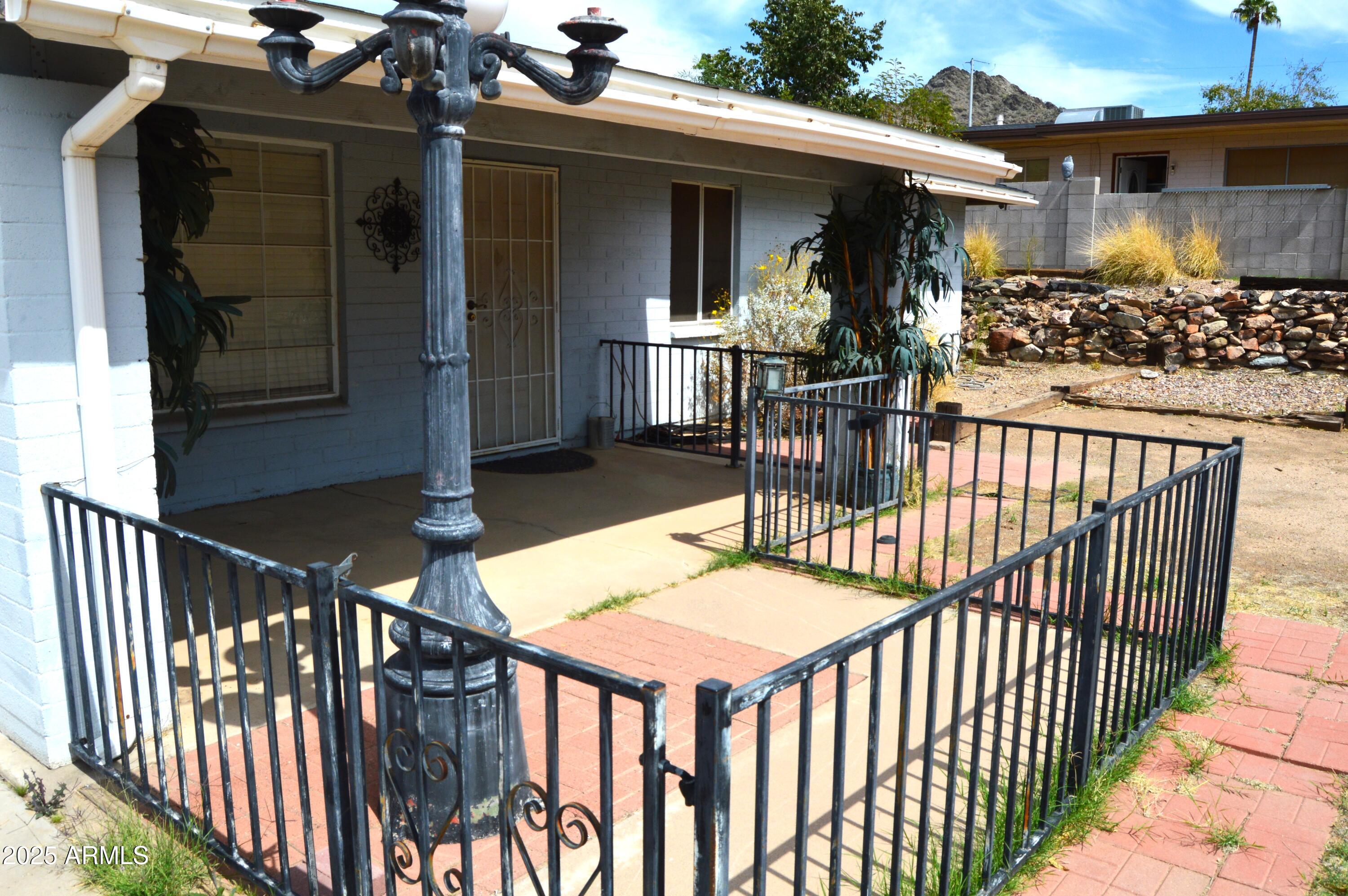 1528 E MISSION Lane