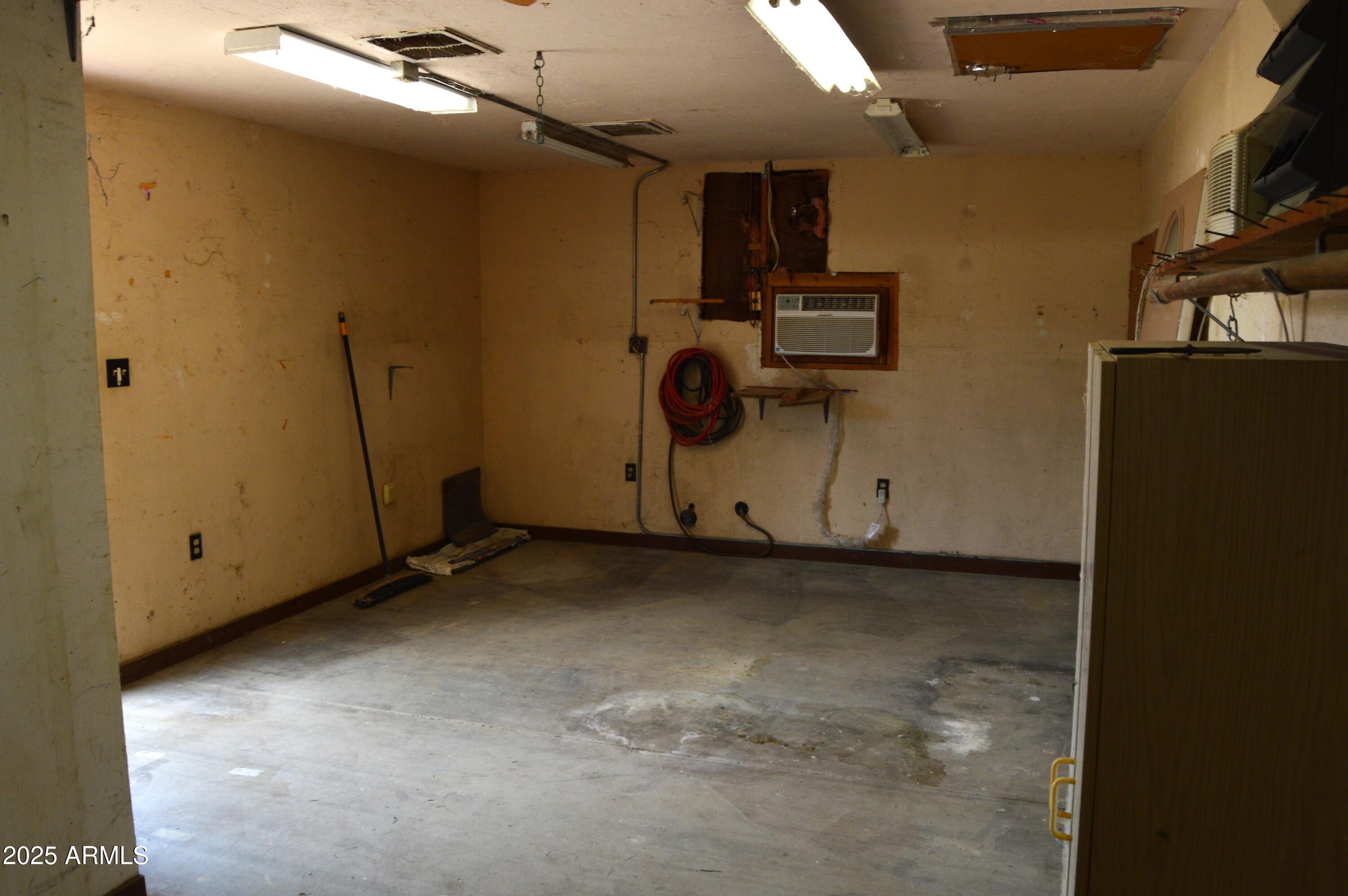 1528 E MISSION Lane