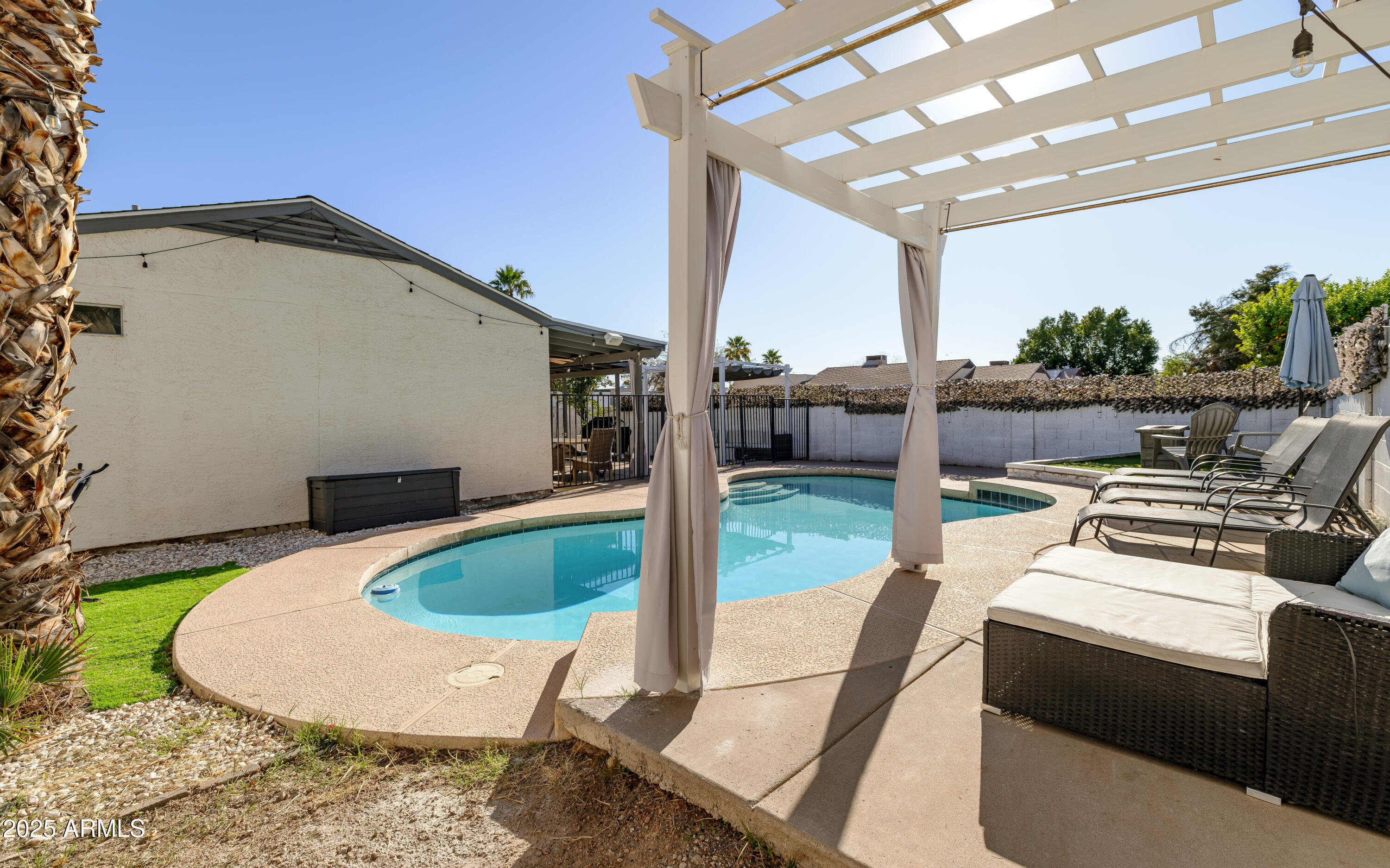 1102 E WAHALLA Lane