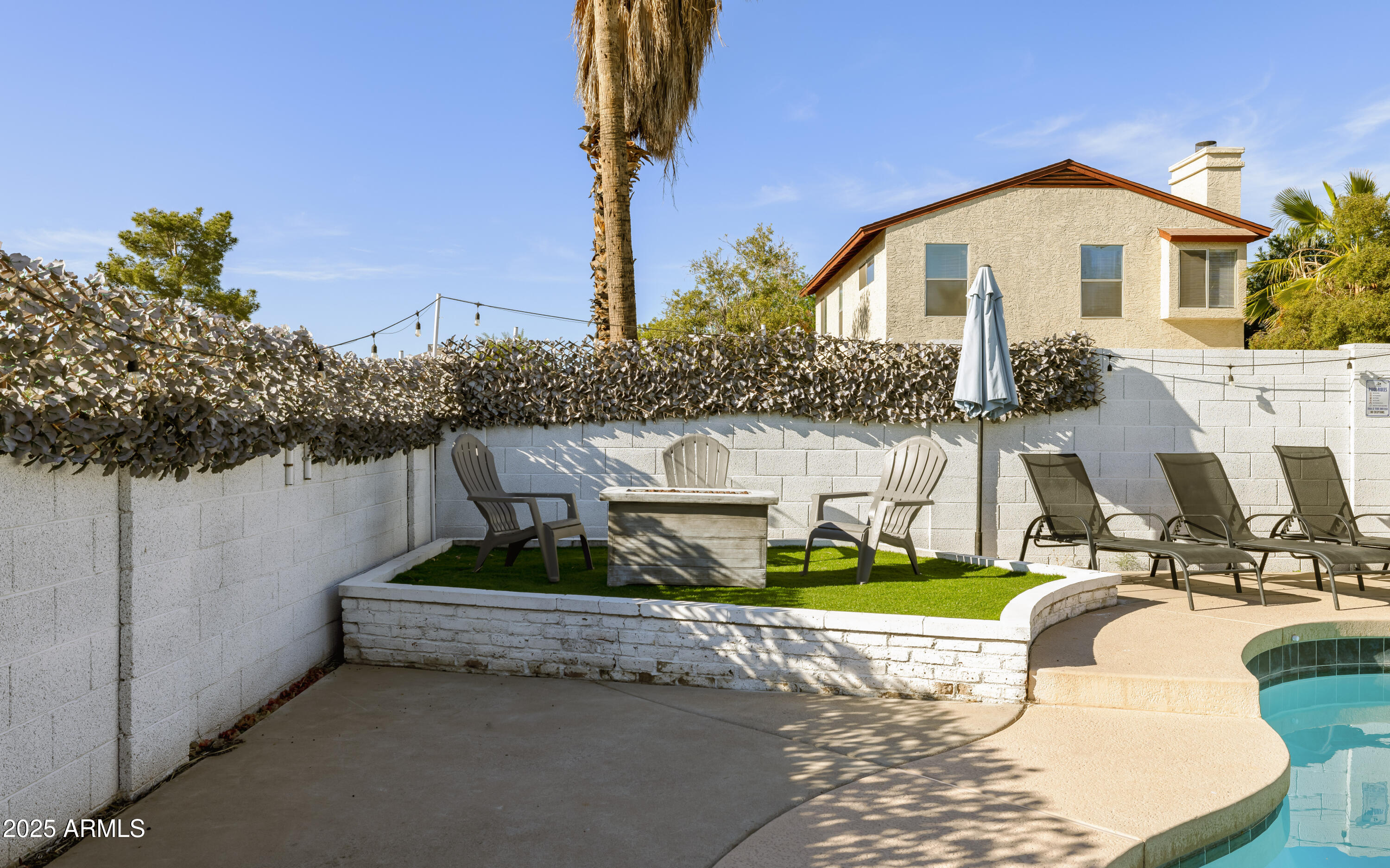 1102 E WAHALLA Lane