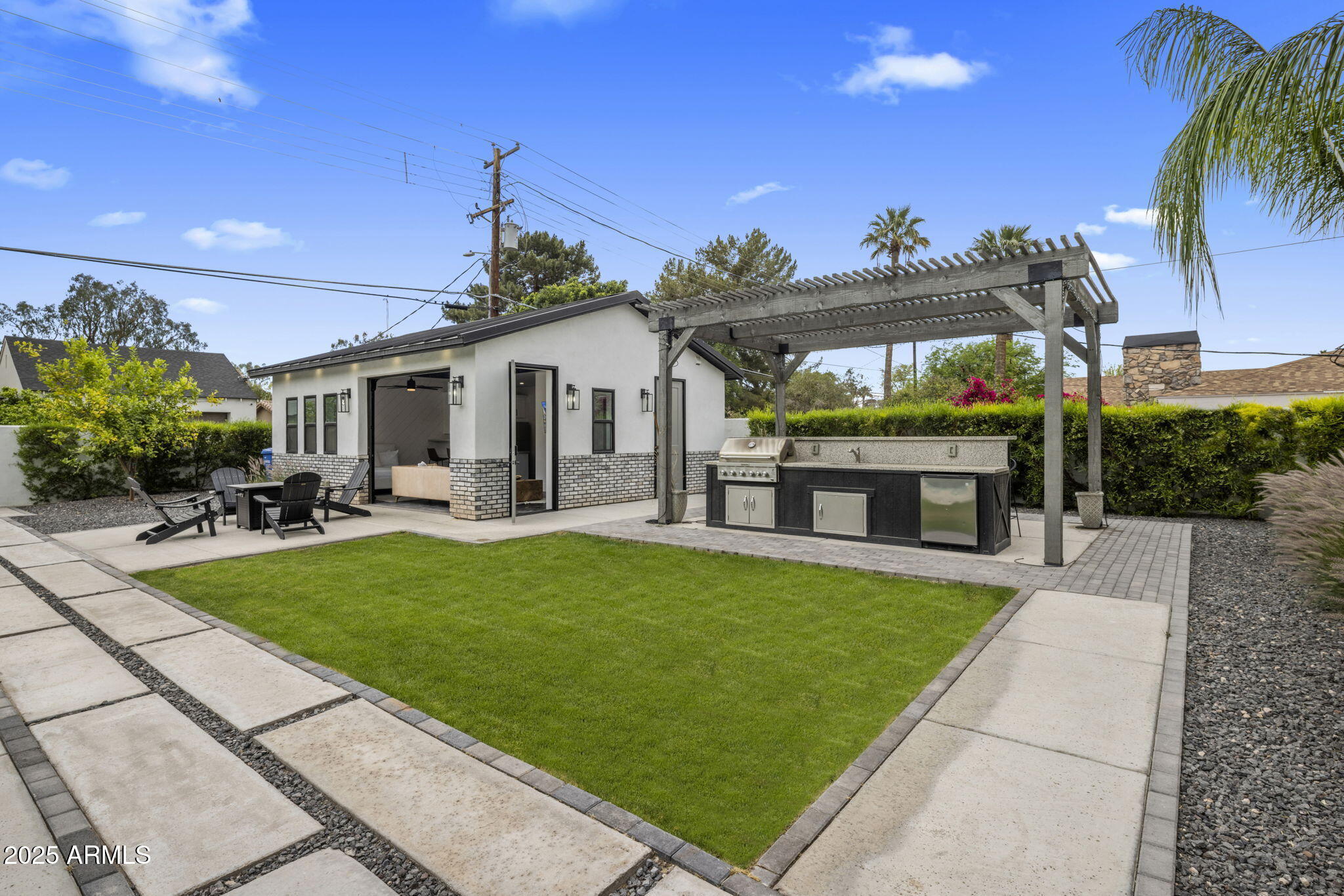 3322 N Valencia Lane