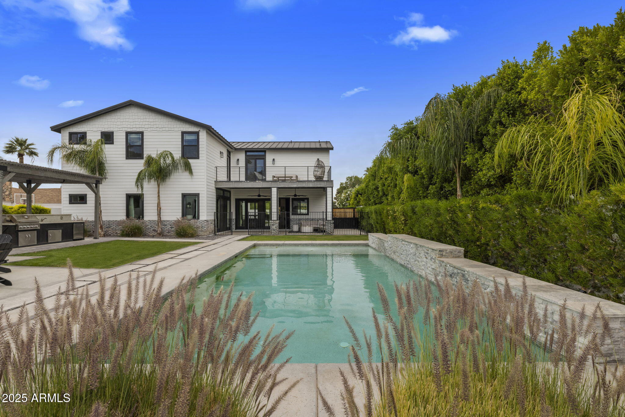 3322 N Valencia Lane