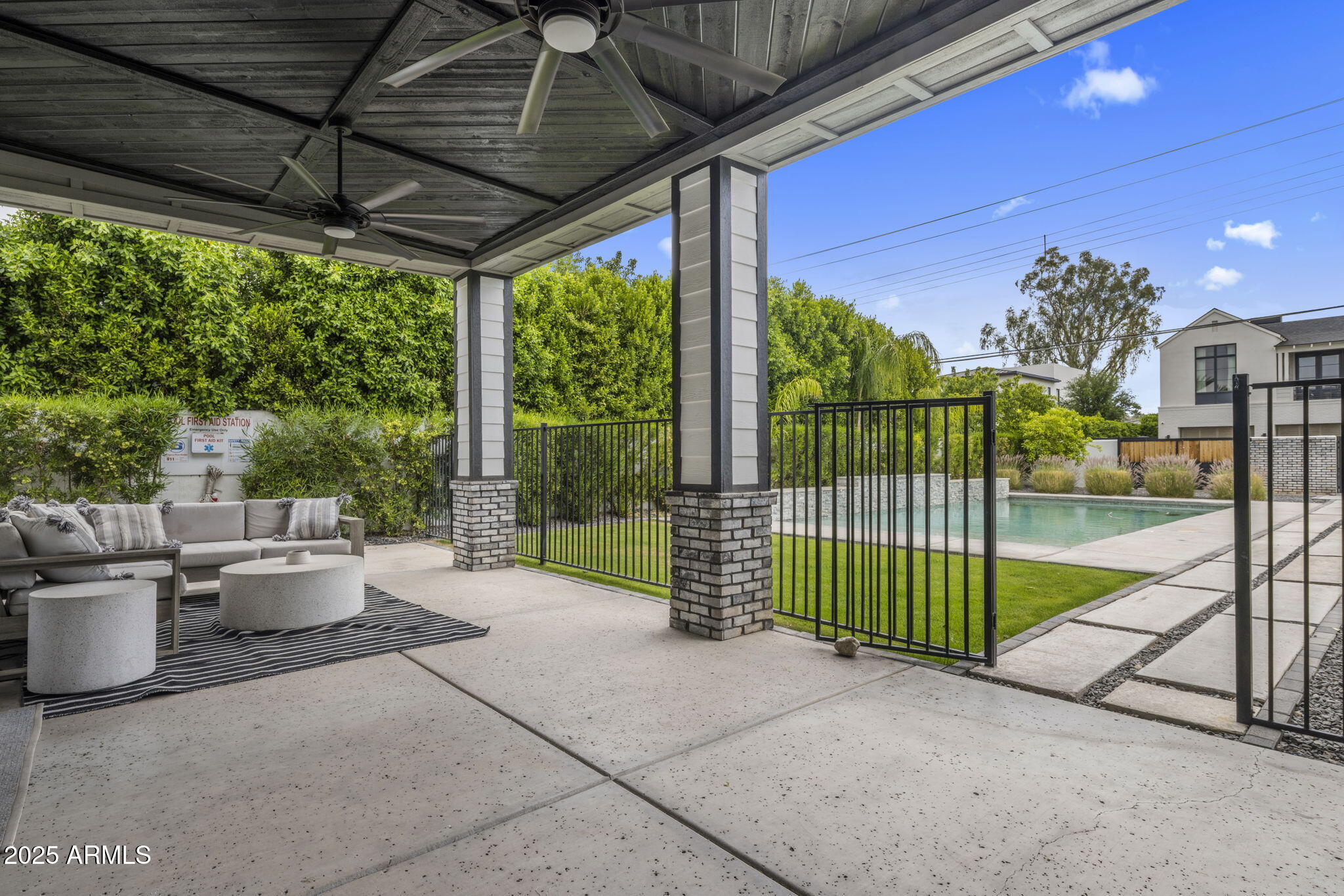 3322 N Valencia Lane
