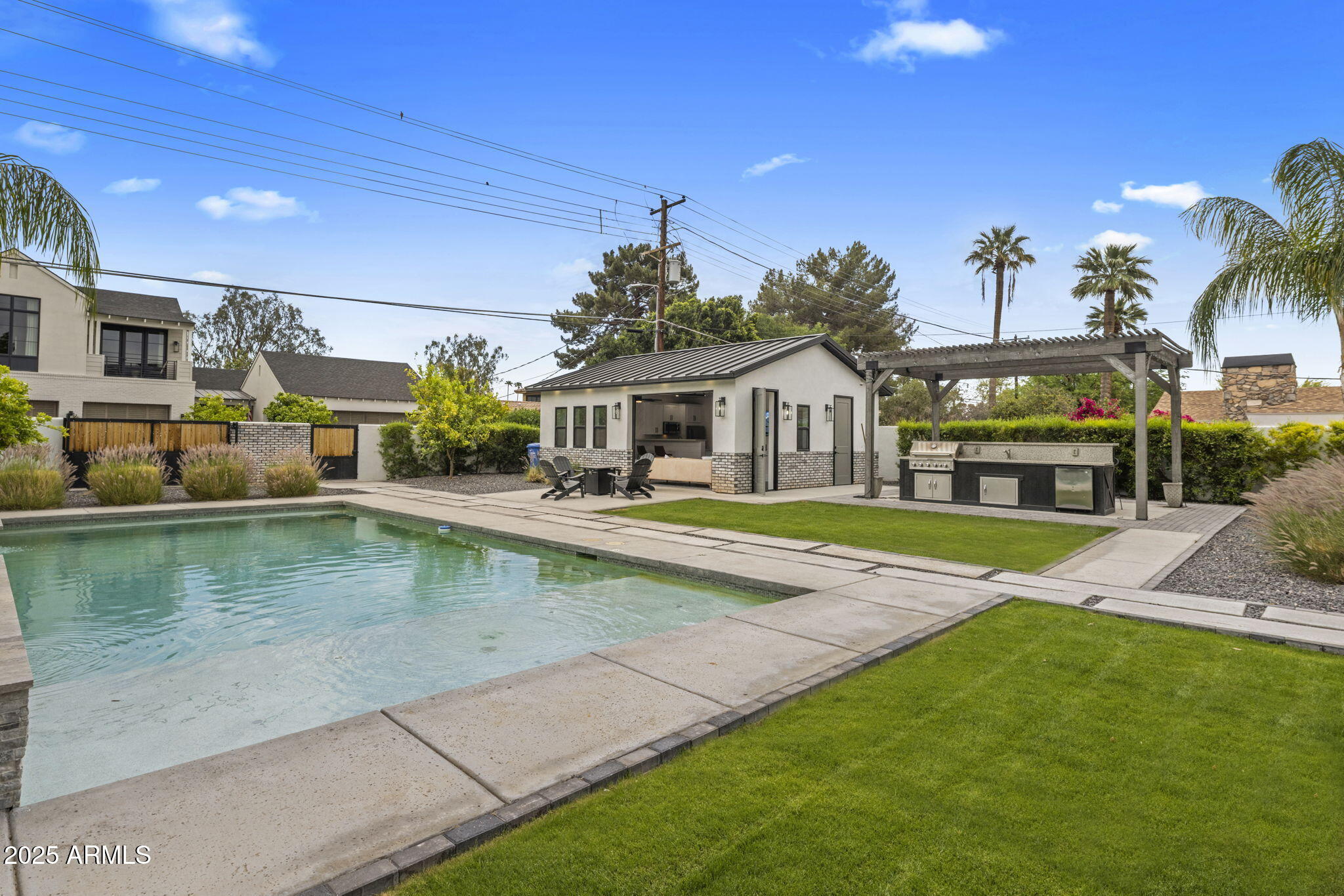 3322 N Valencia Lane