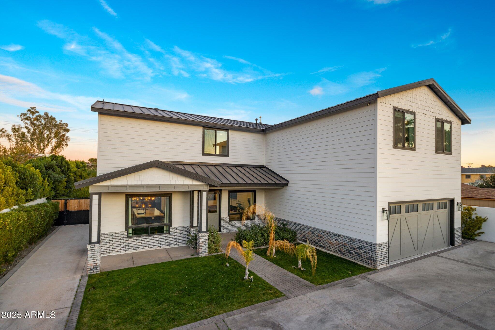 3322 N Valencia Lane