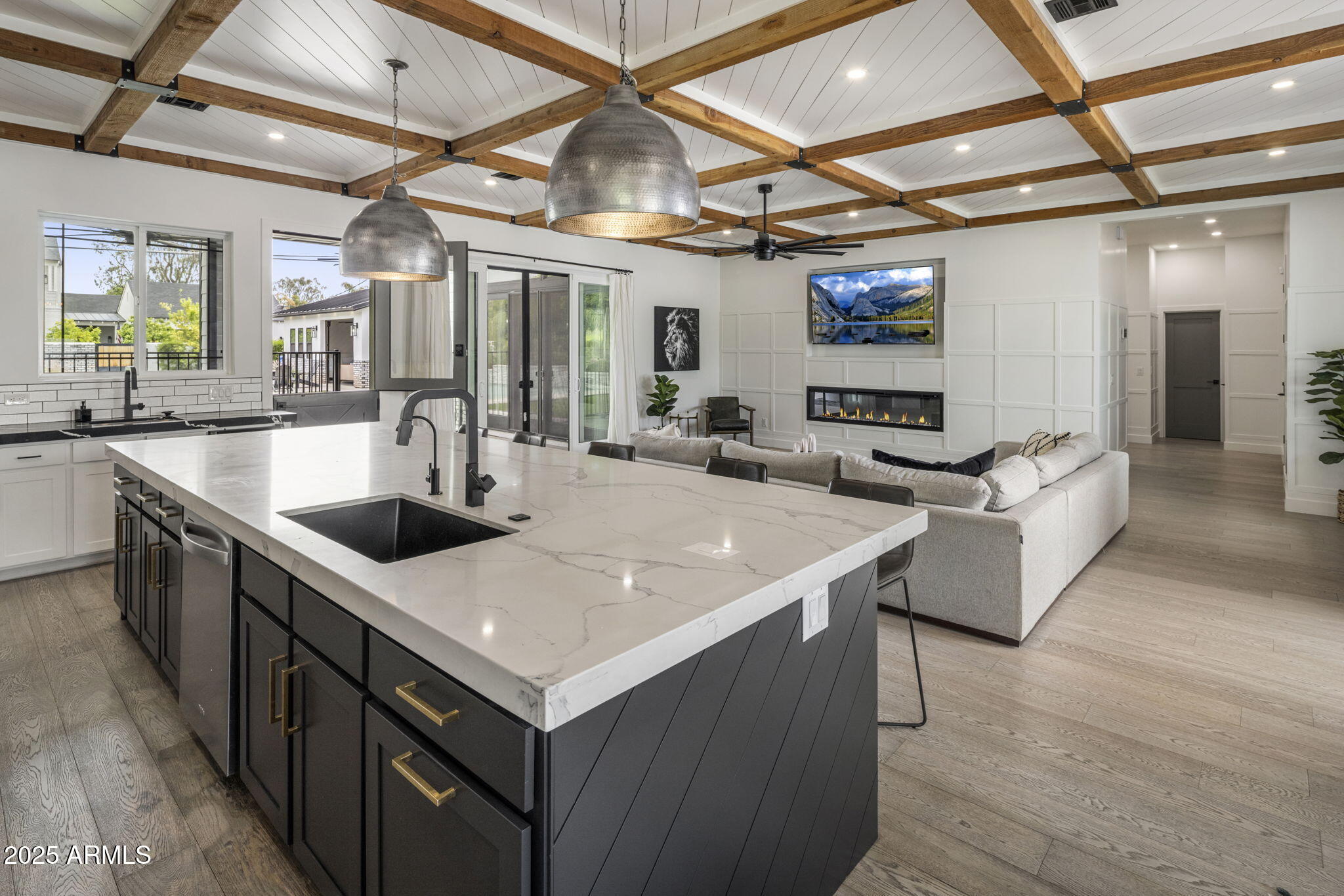 3322 N Valencia Lane