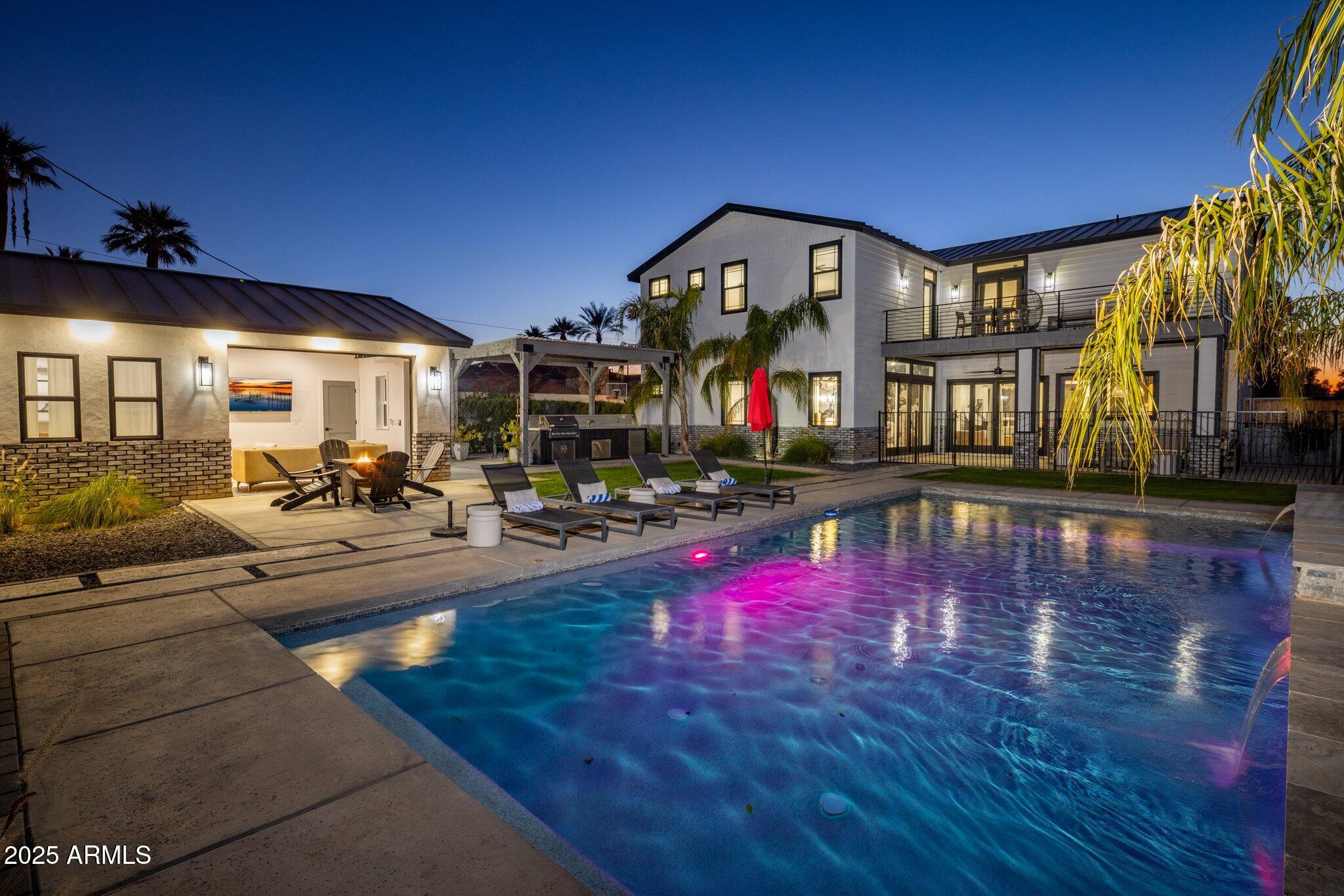 3322 N Valencia Lane