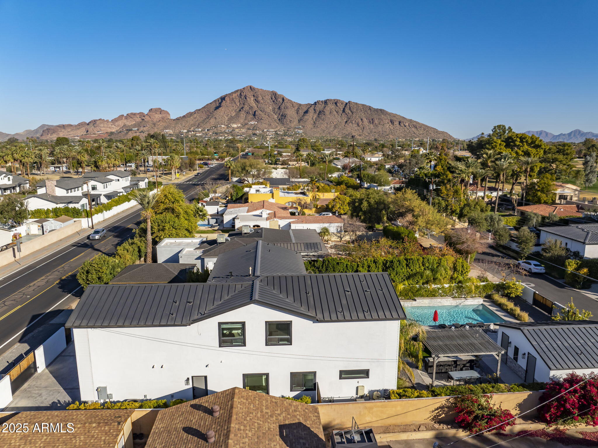 3322 N Valencia Lane