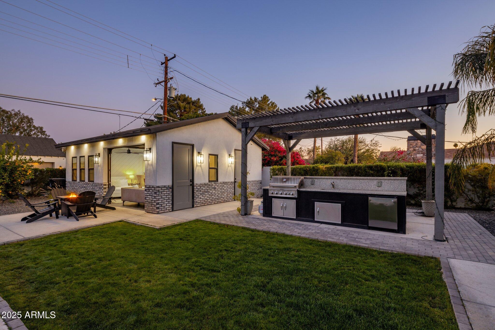 3322 N Valencia Lane