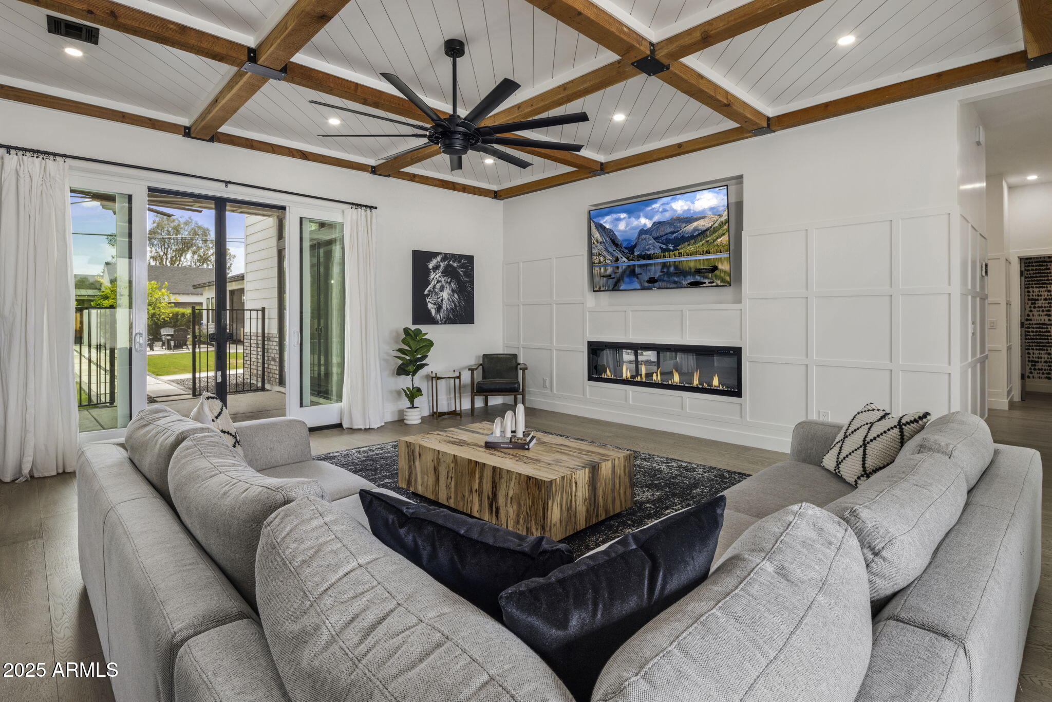 3322 N Valencia Lane