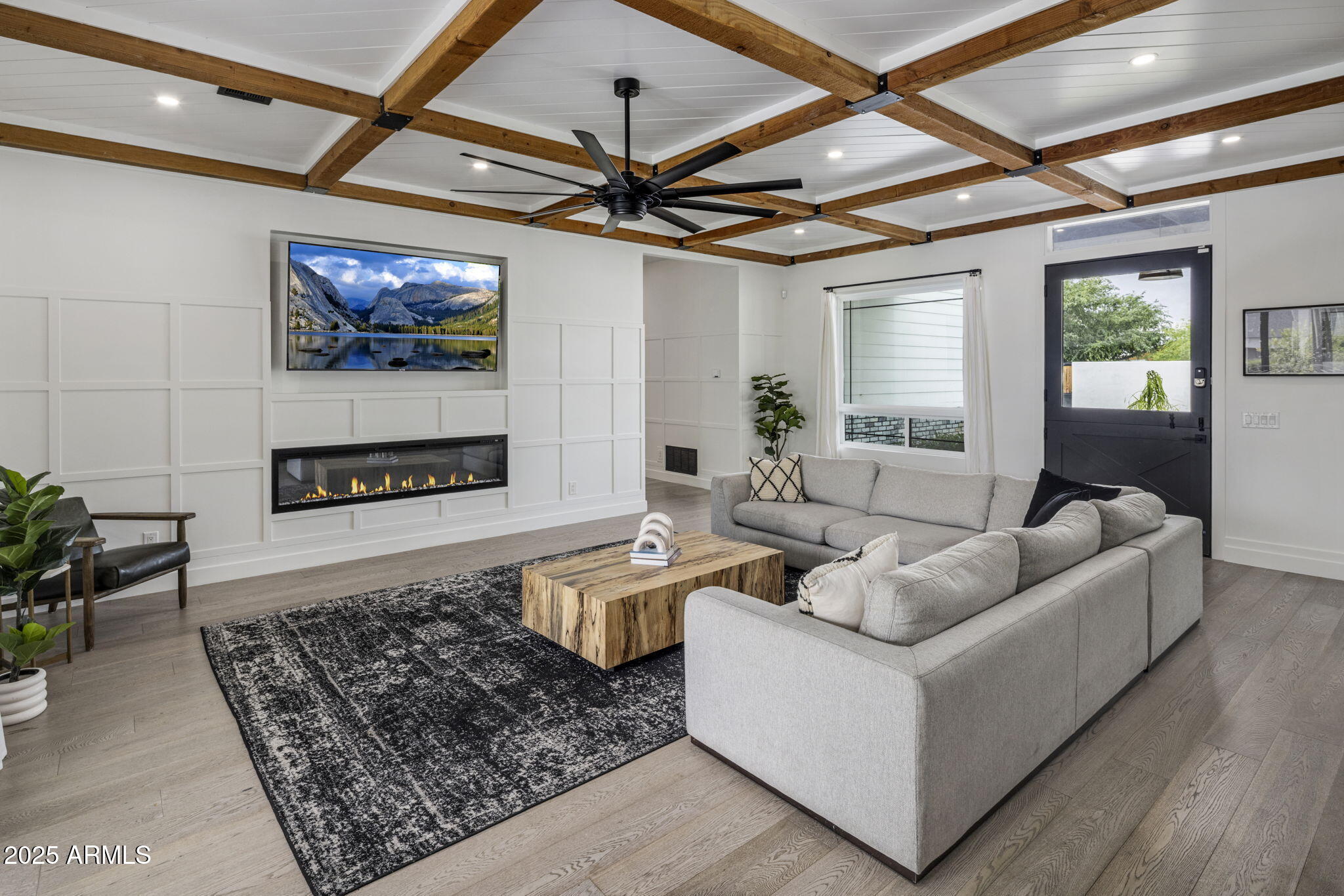 3322 N Valencia Lane