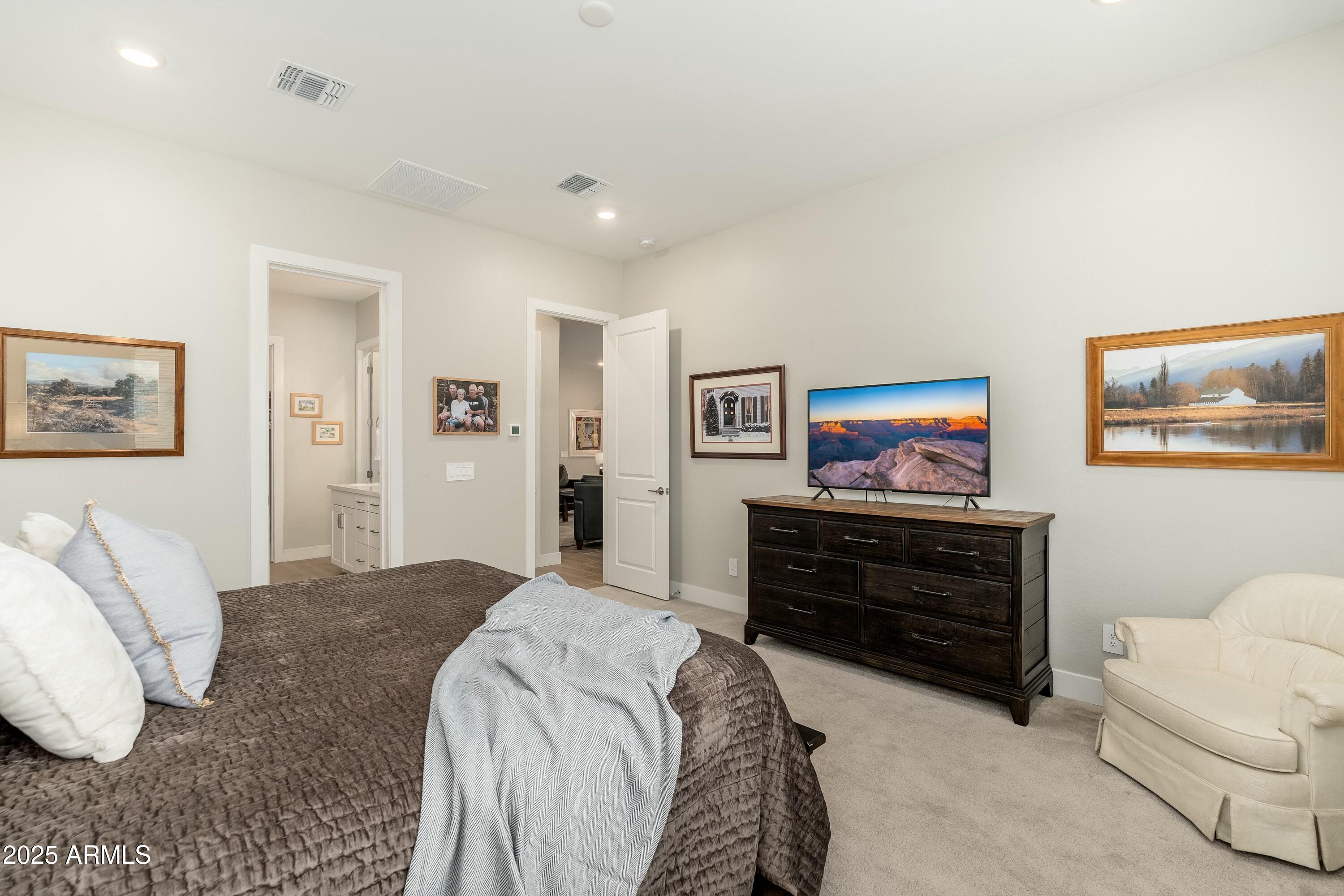 1290 E LODGEPOLE Court