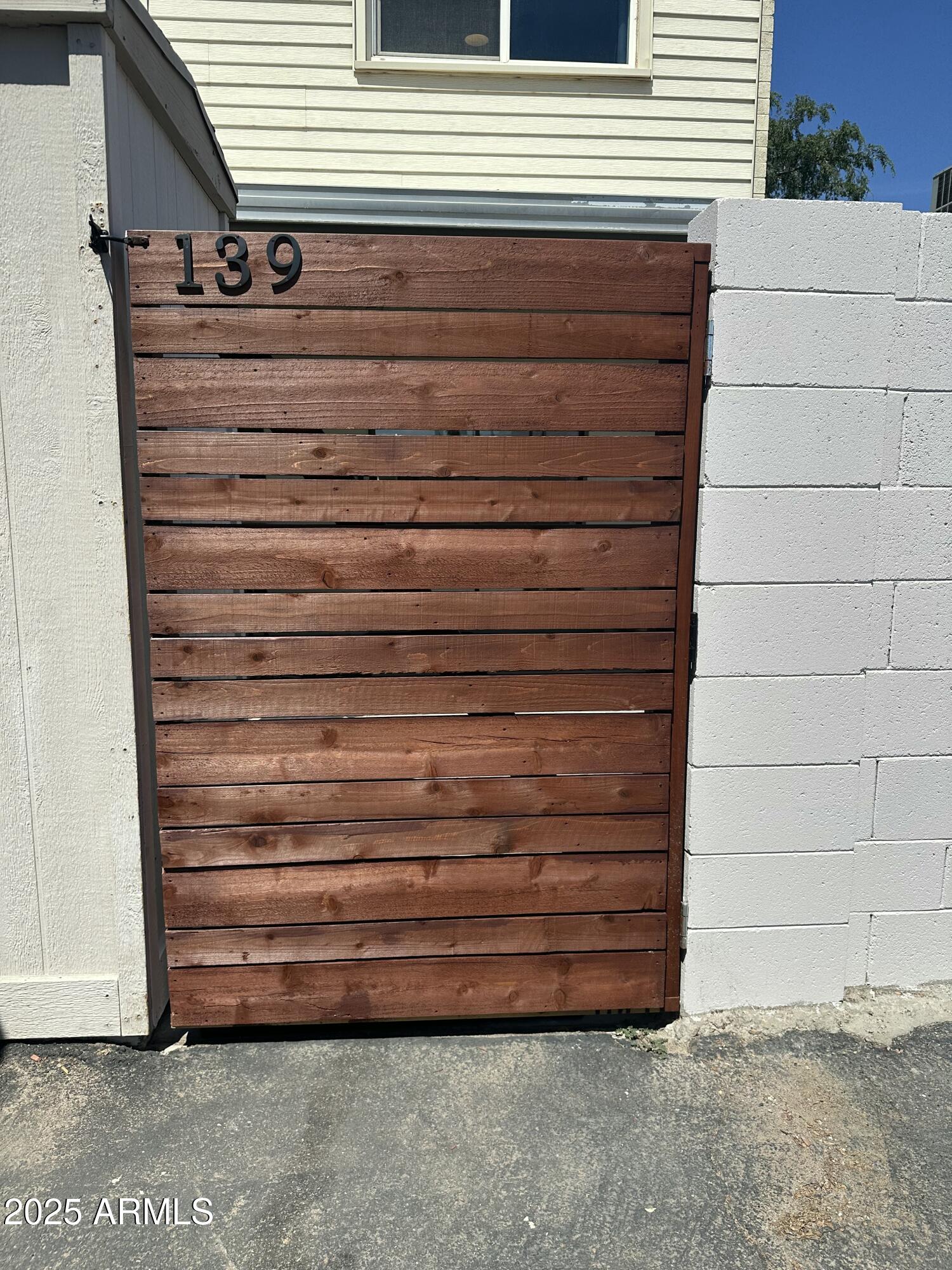 225 N STANDAGE 139