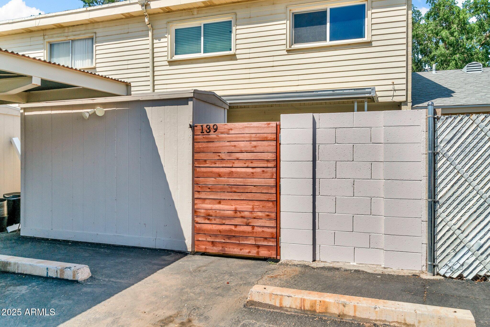 225 N STANDAGE 139