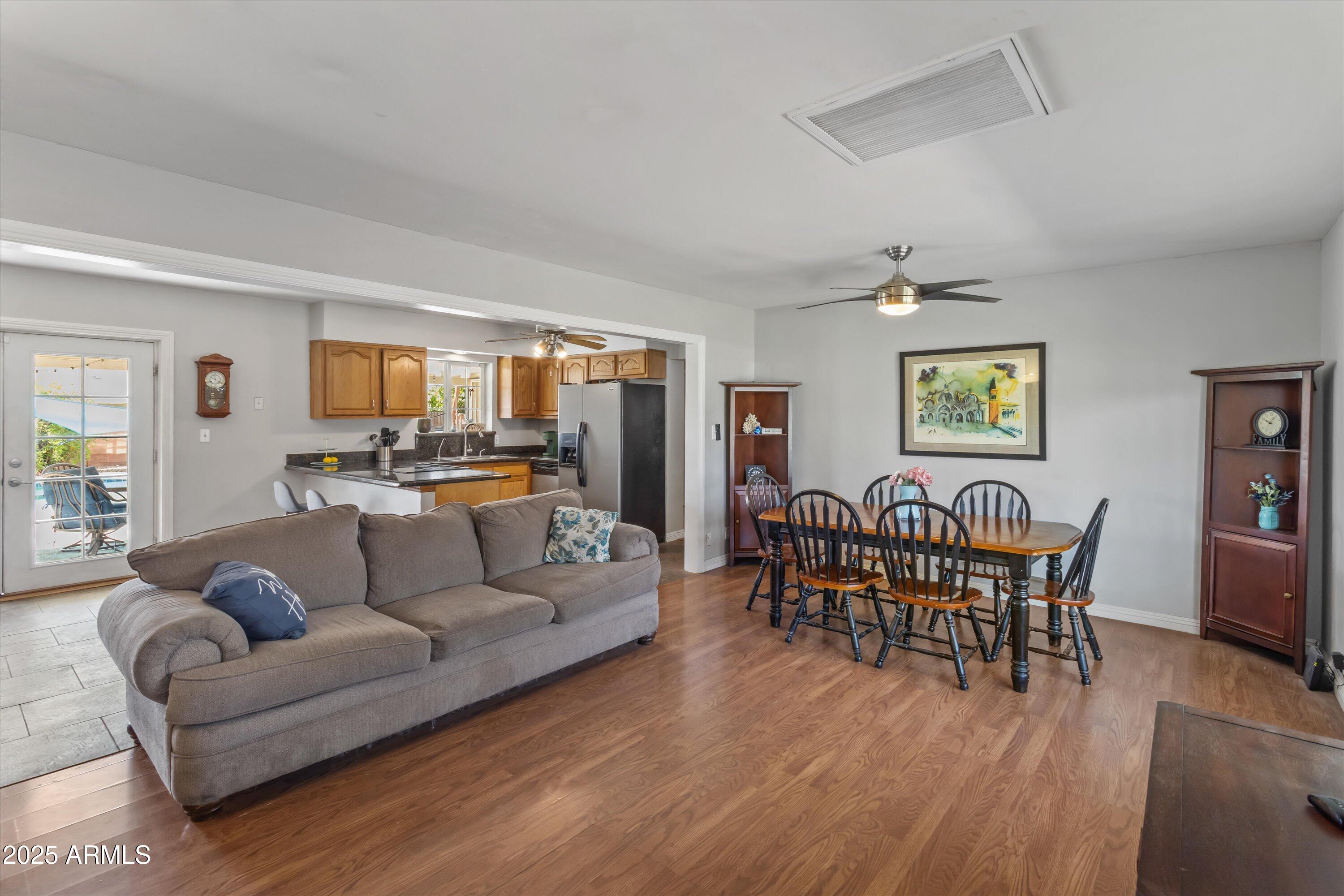 1517 W TUCKEY Lane