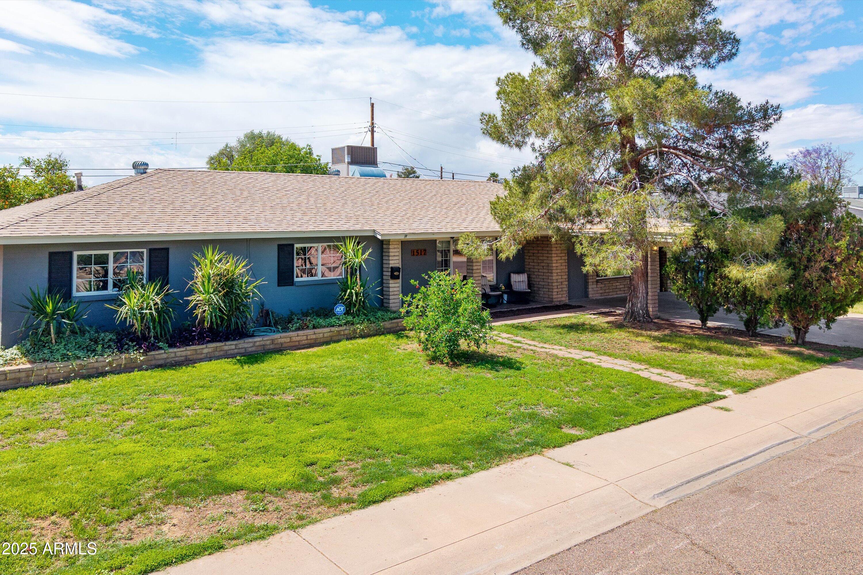 1517 W TUCKEY Lane