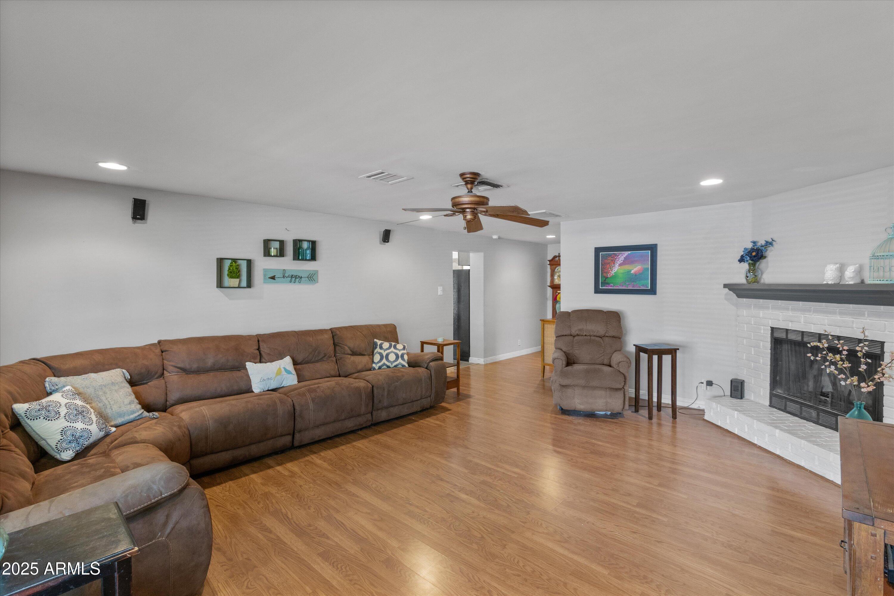 1517 W TUCKEY Lane