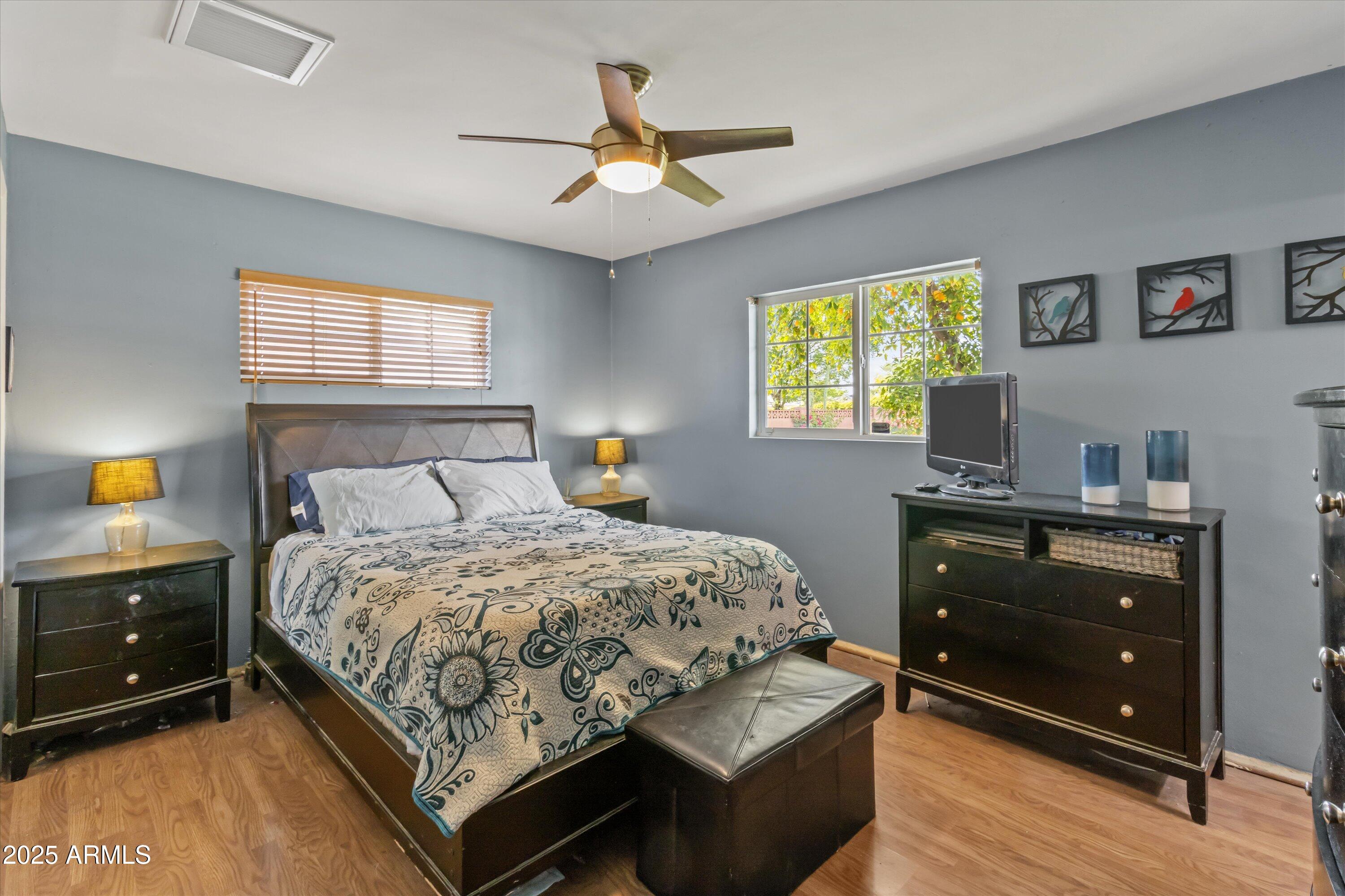 1517 W TUCKEY Lane