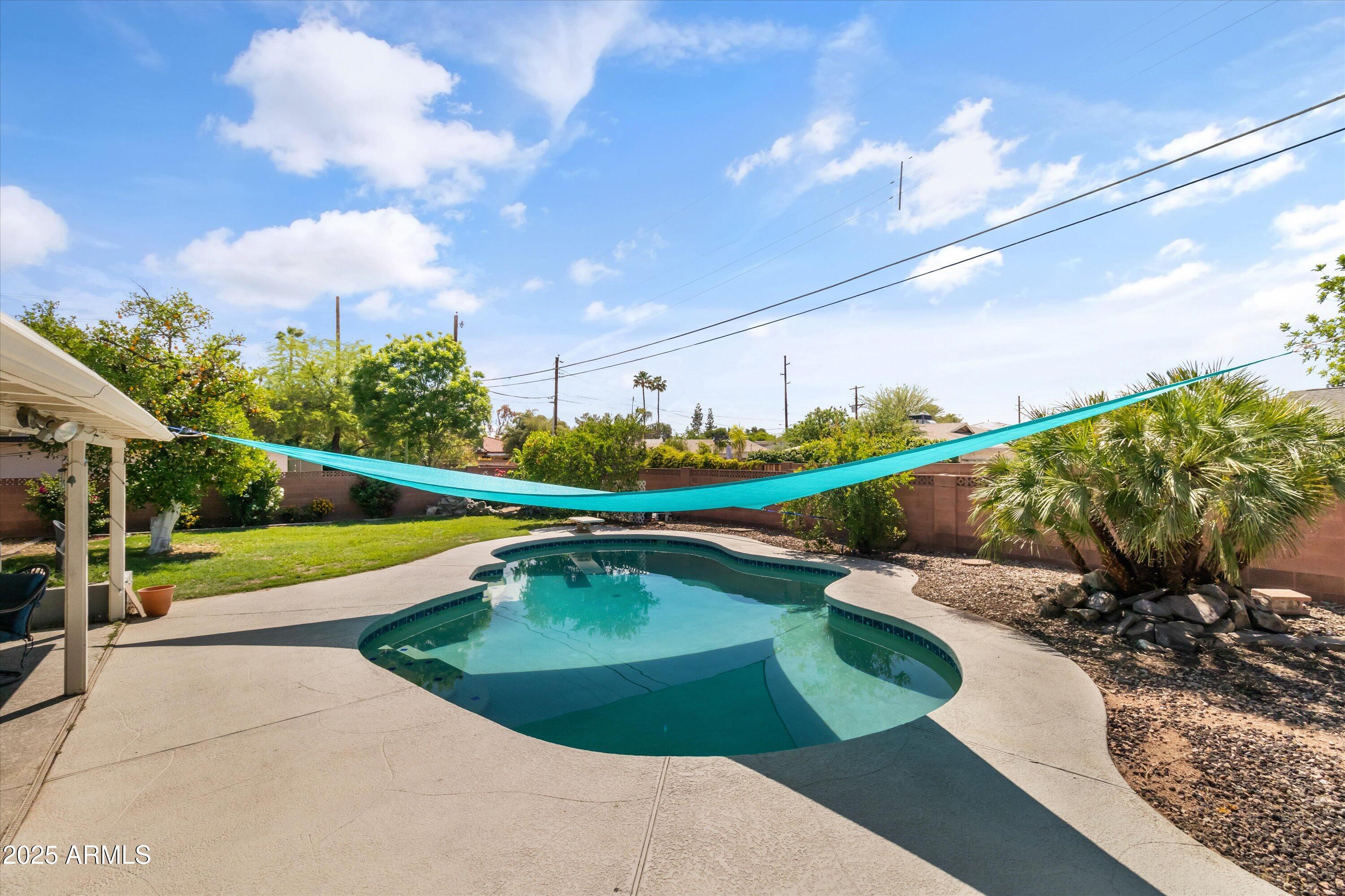 1517 W TUCKEY Lane
