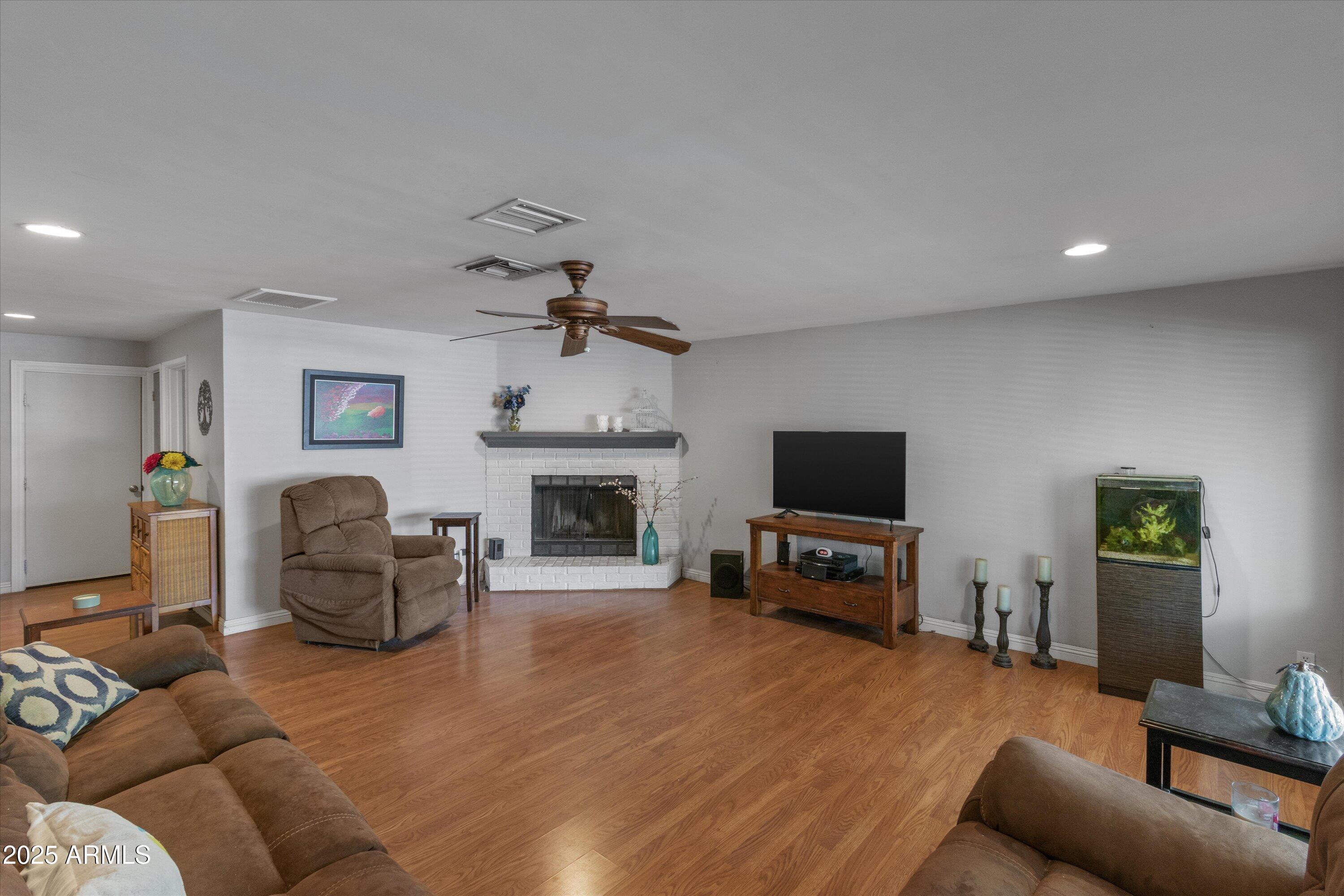 1517 W TUCKEY Lane