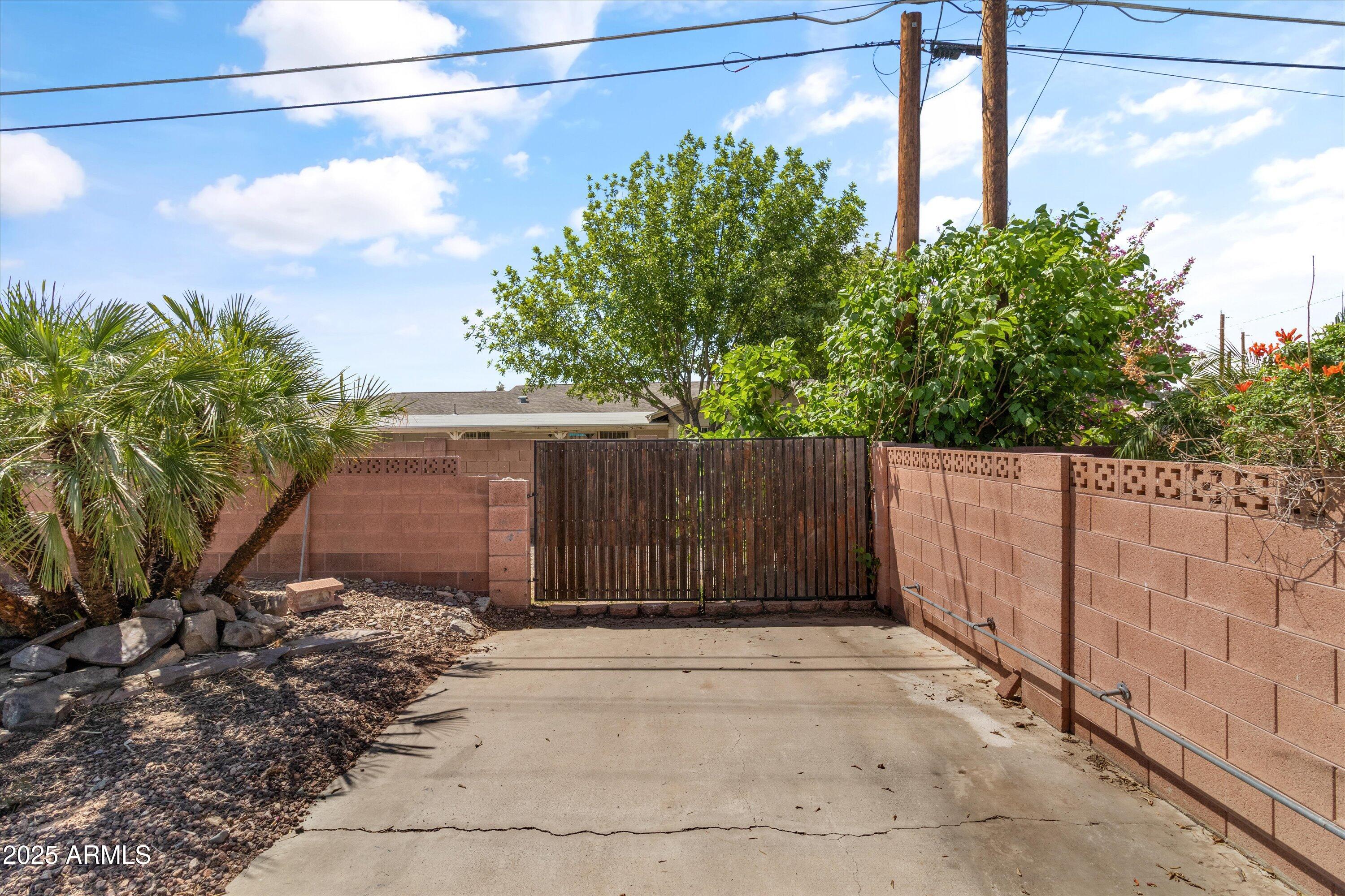1517 W TUCKEY Lane