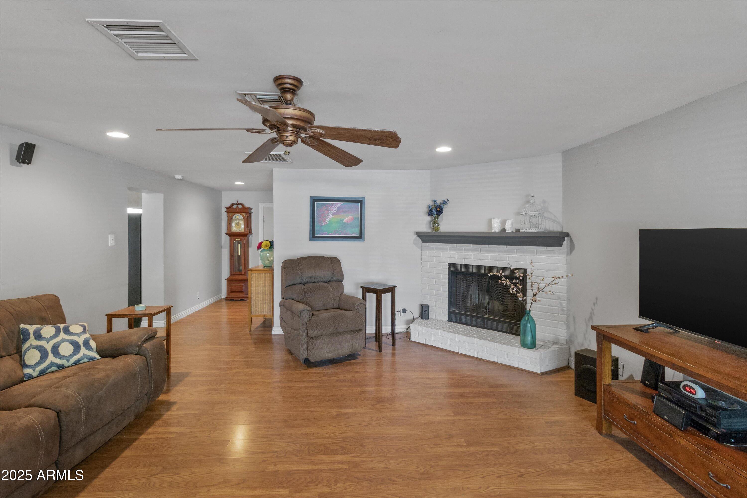 1517 W TUCKEY Lane