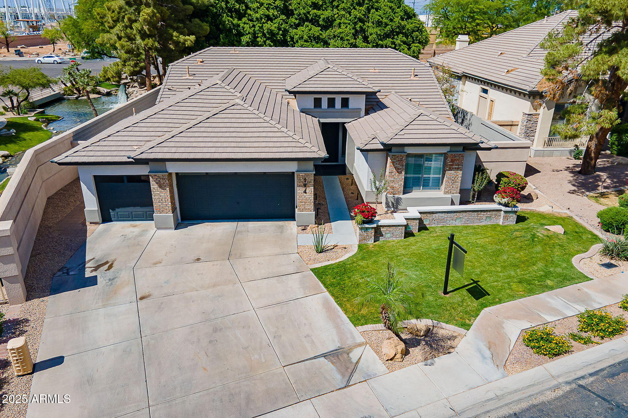 194 W SUNBURST Lane