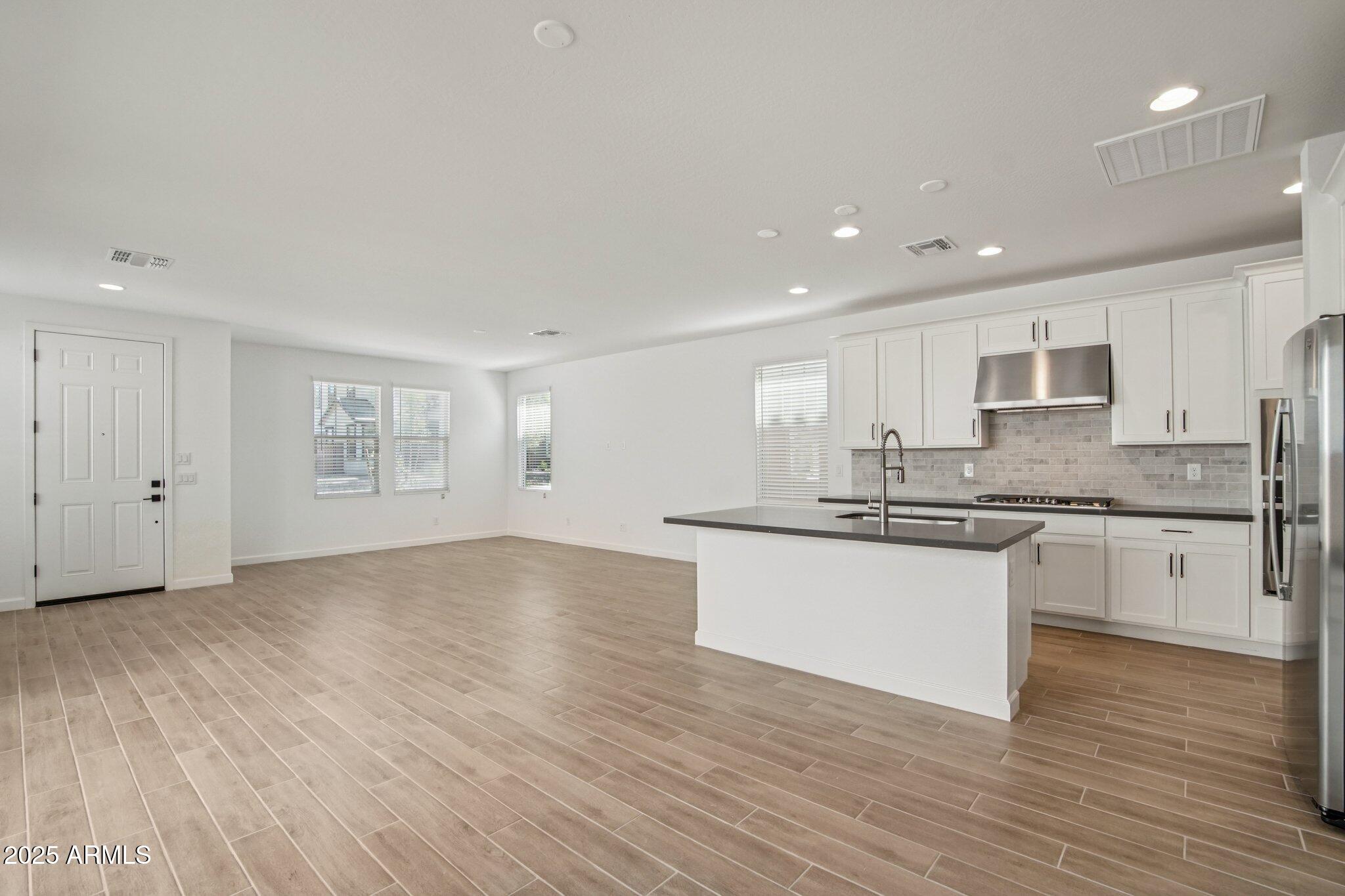 1913 W LARIAT Lane
