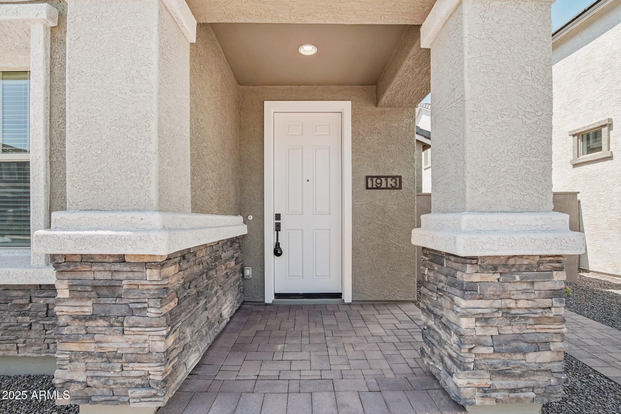 1913 W LARIAT Lane