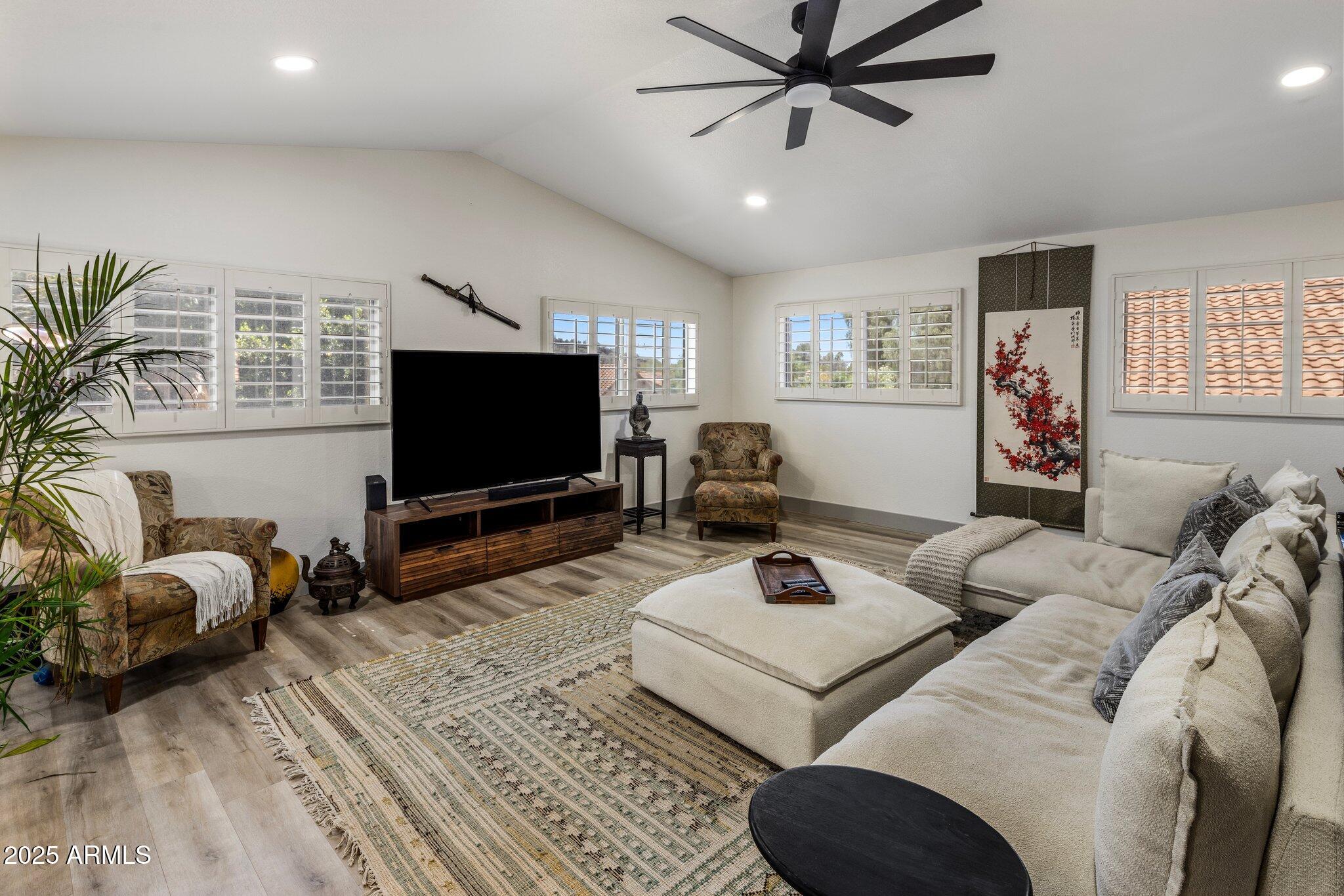 1633 W ACOMA Drive
