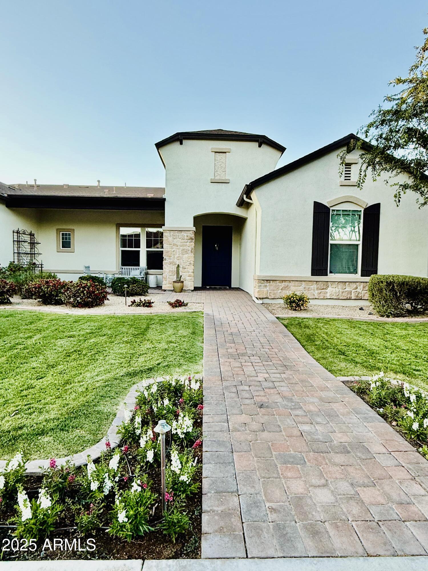 804 W Claremont Street