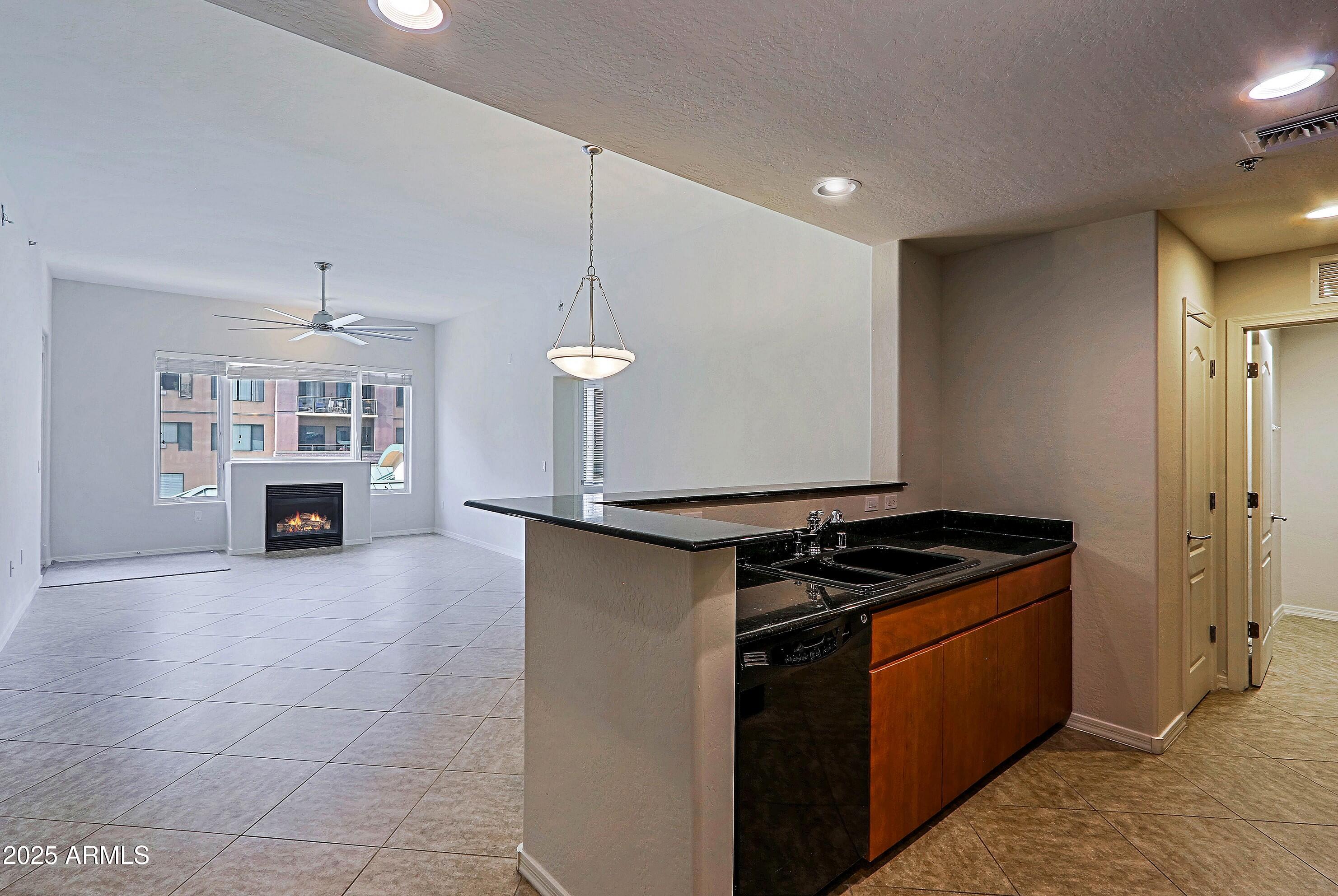 16 W ENCANTO Boulevard 305