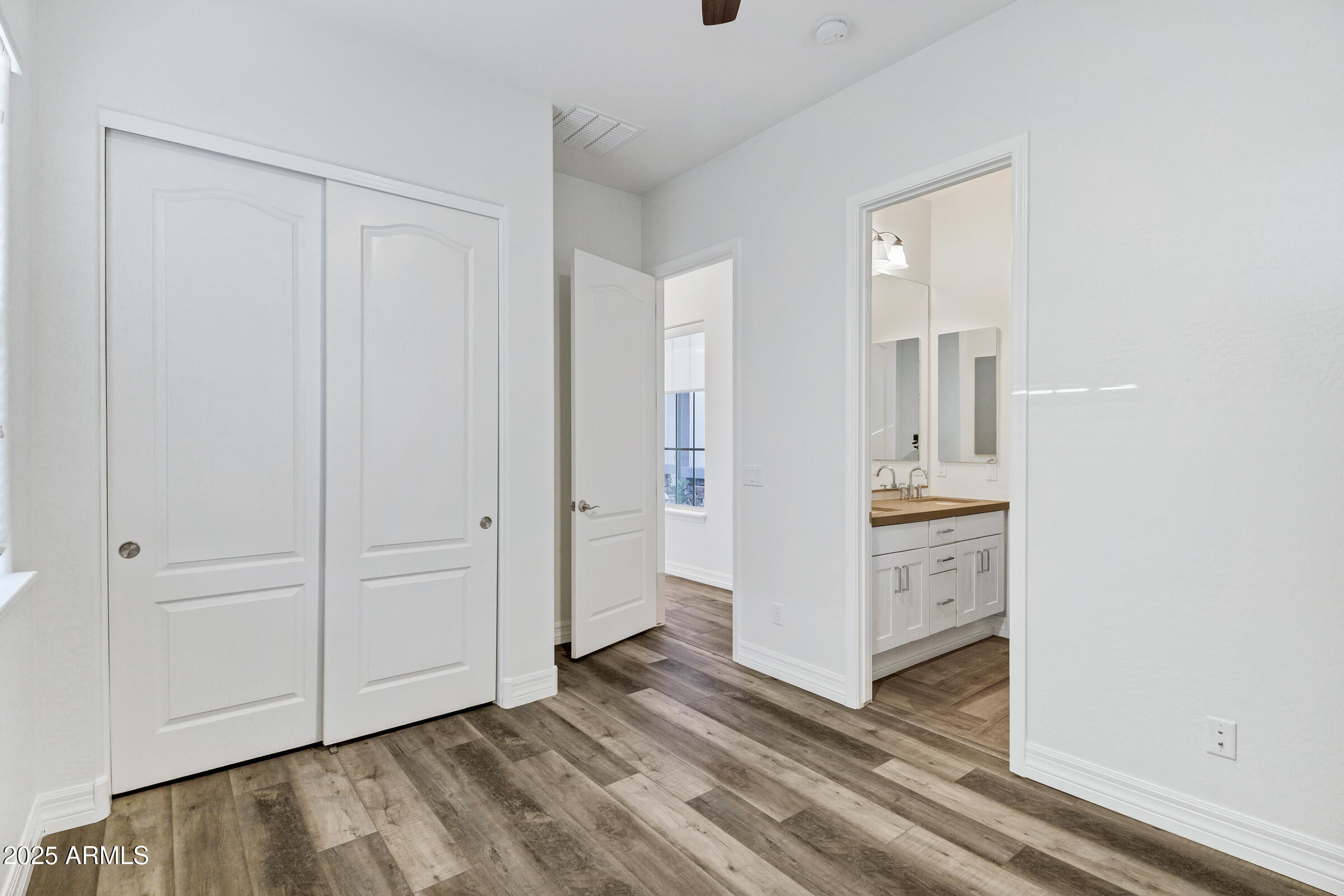 3038 E LONGHORN Drive