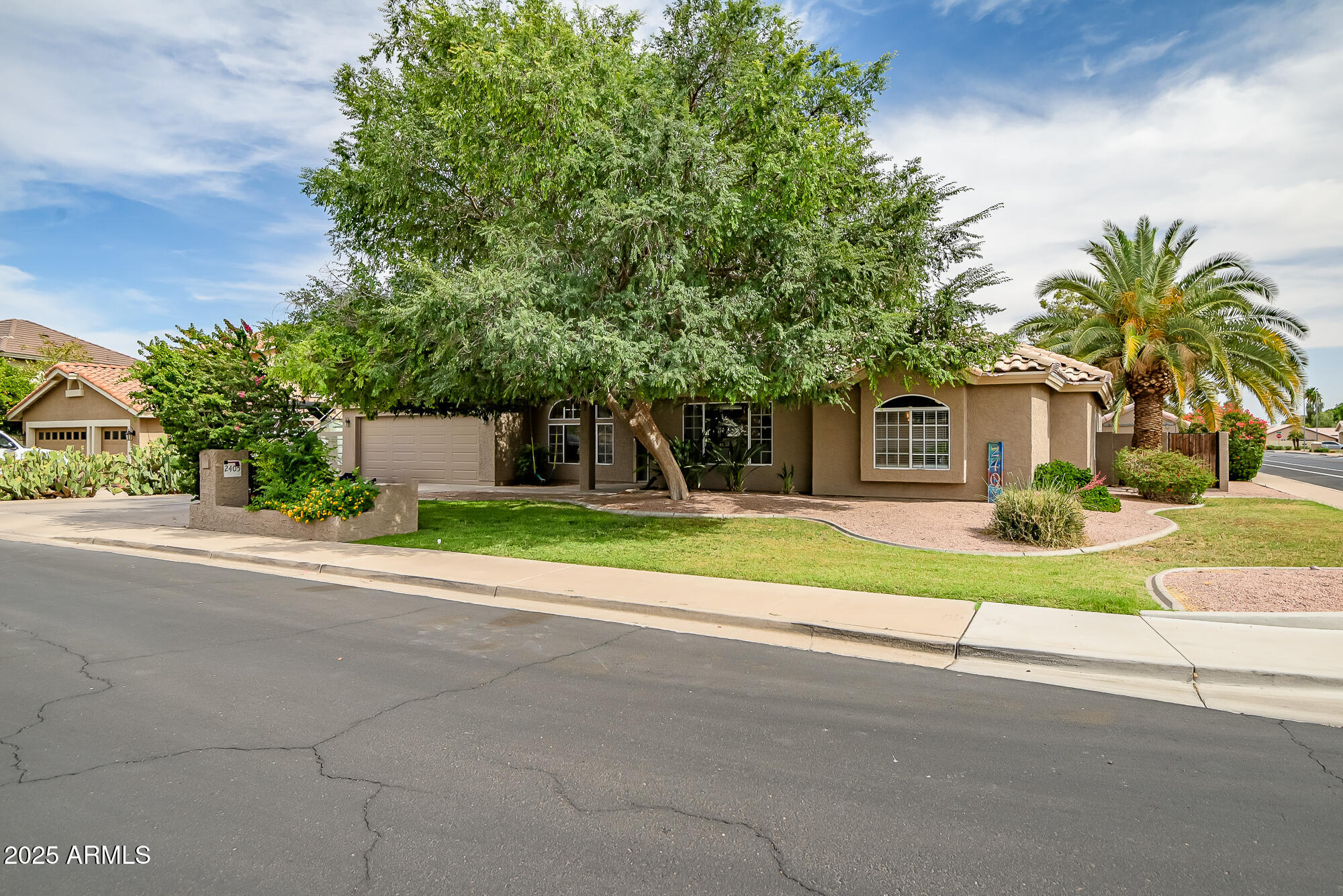 2405 E LYNWOOD Circle