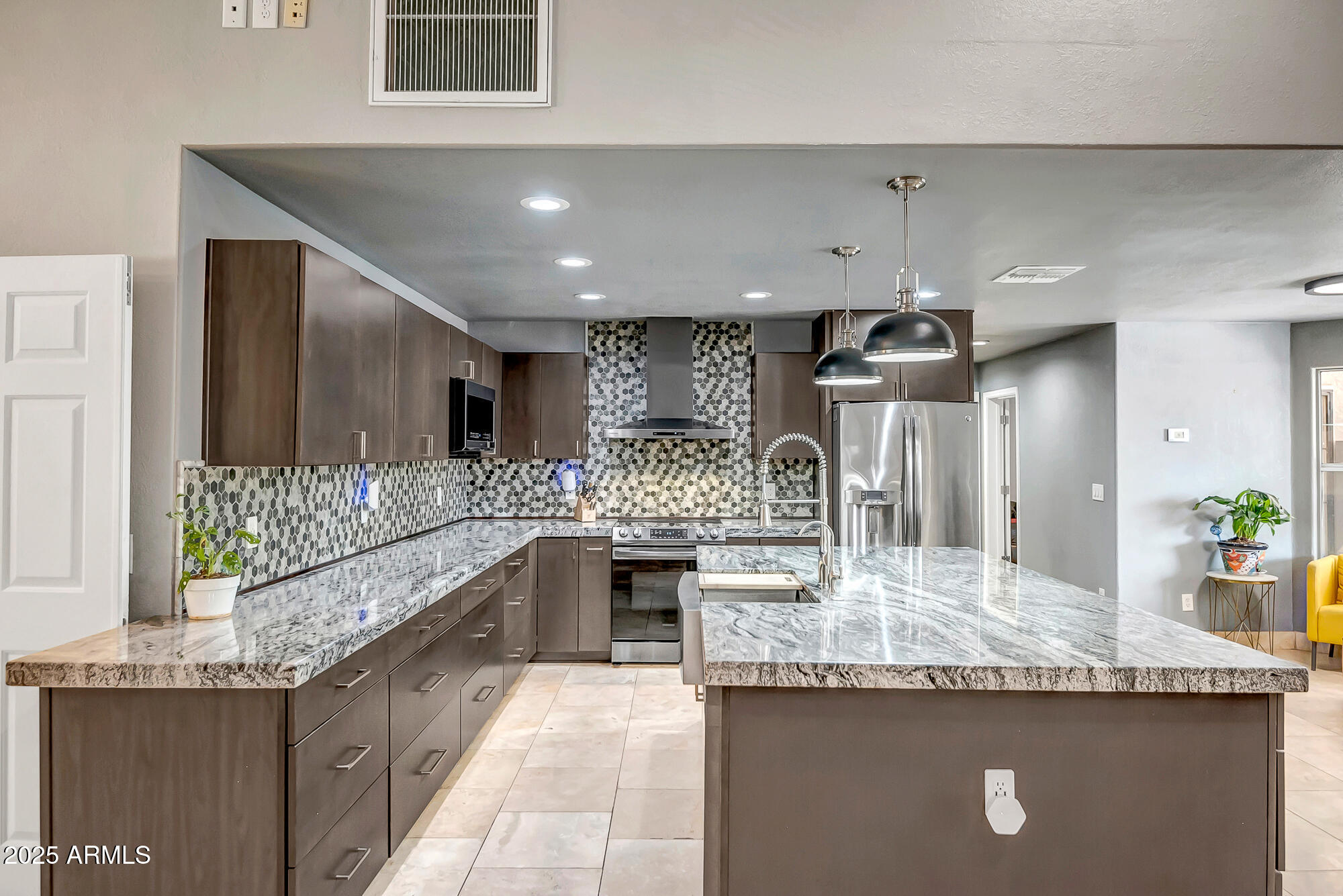 2405 E LYNWOOD Circle