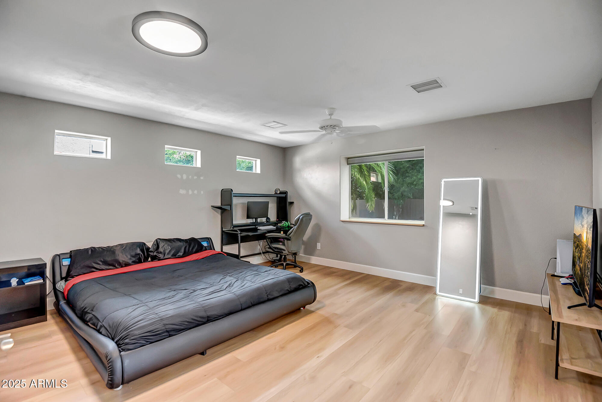 2405 E LYNWOOD Circle