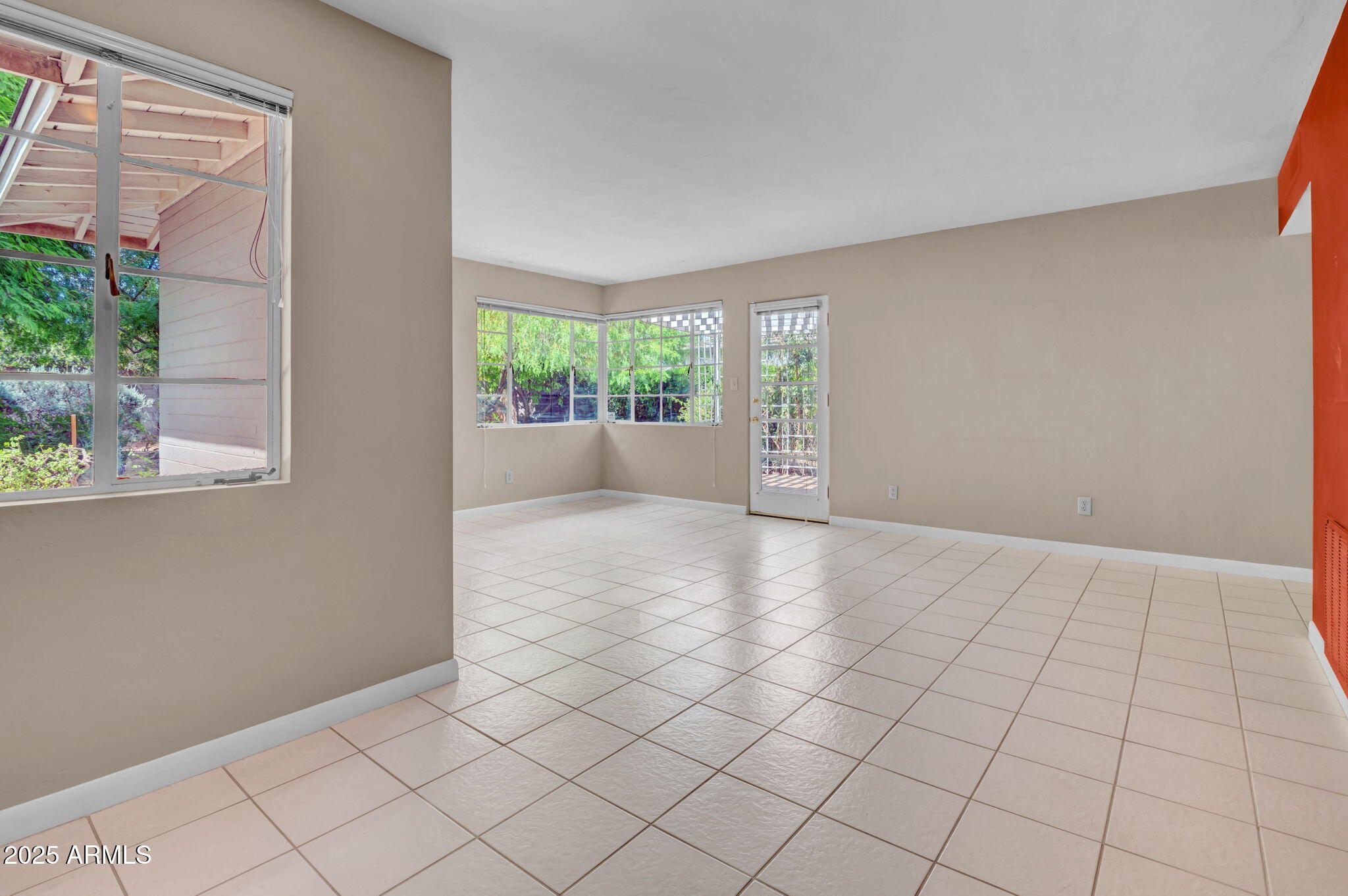 302 E ORANGE Drive