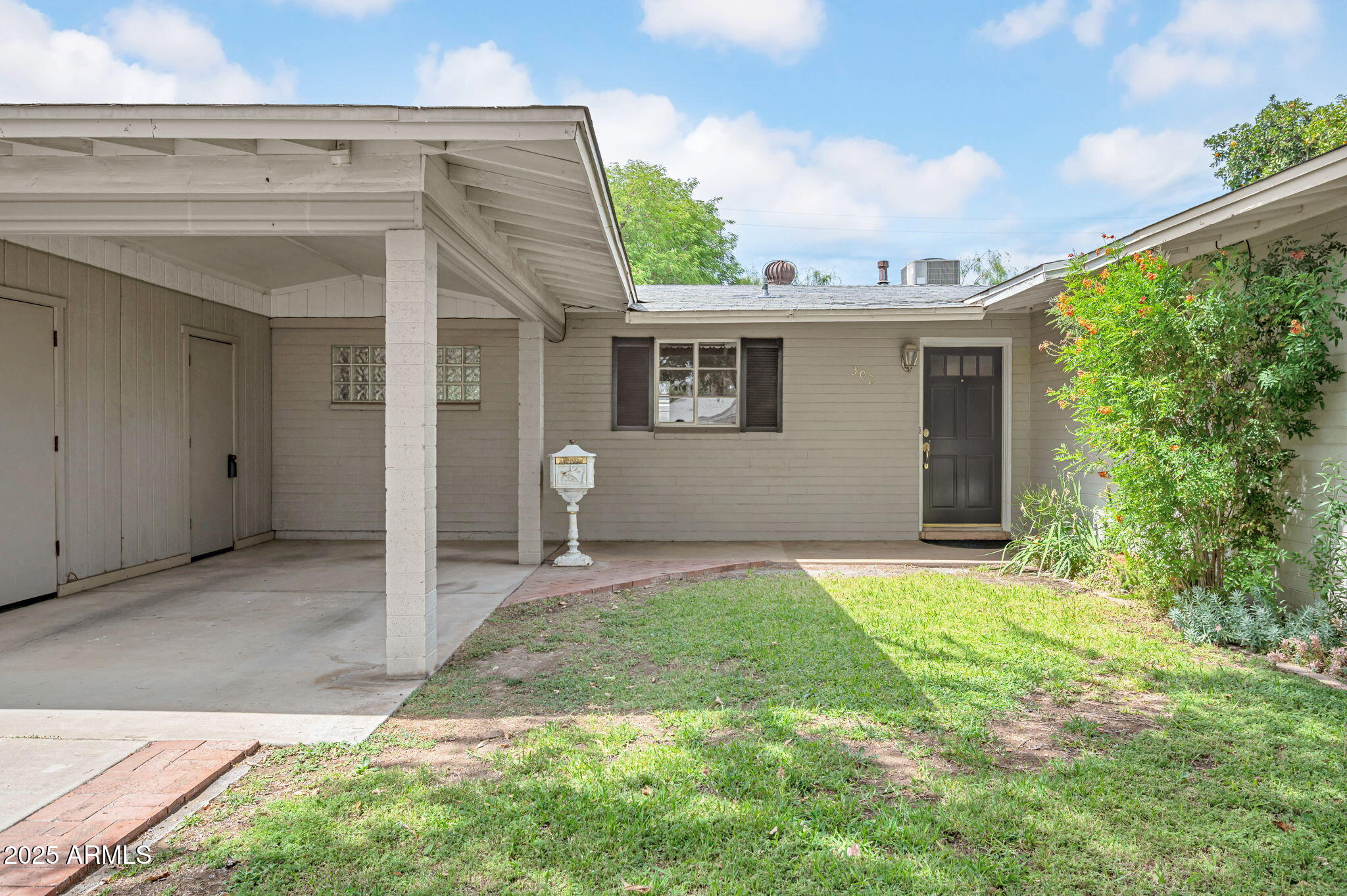 302 E ORANGE Drive