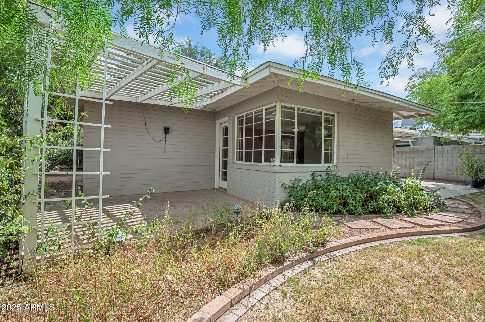 302 E ORANGE Drive