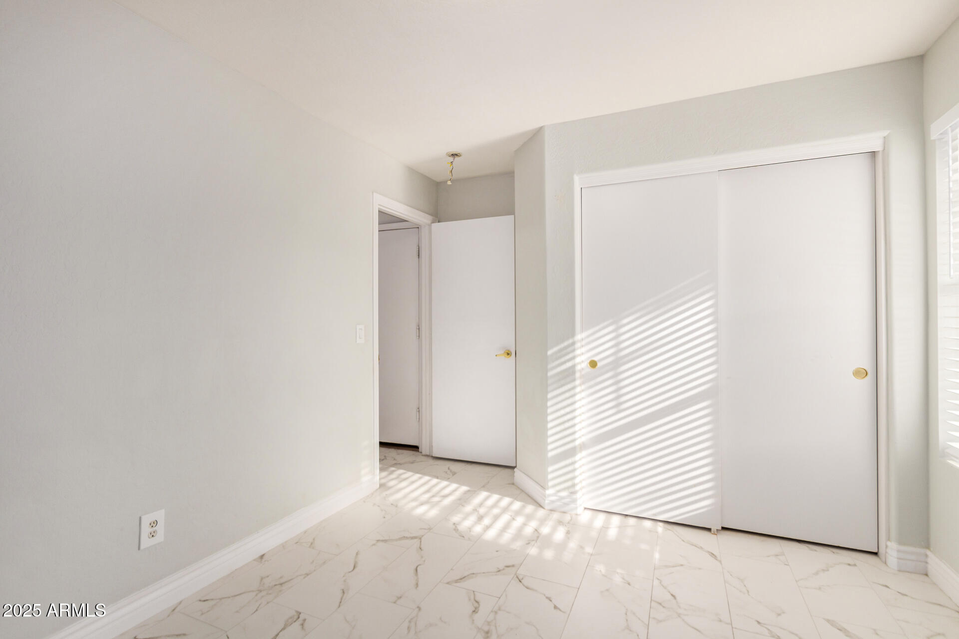 2221 E UNION HILLS Drive 113