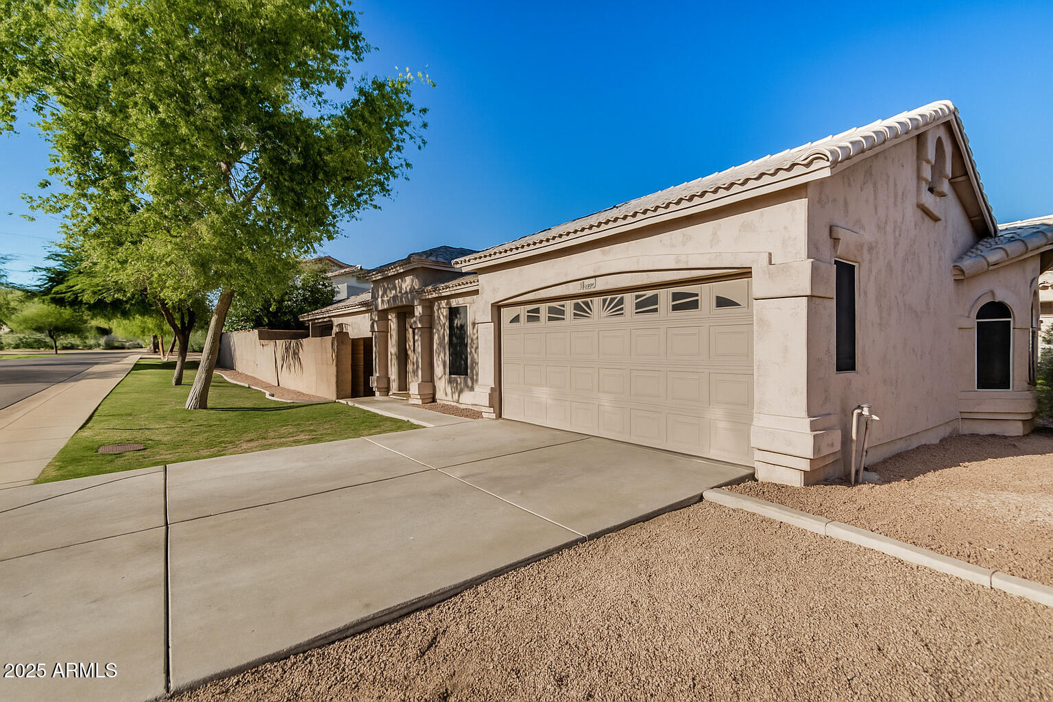 2221 E UNION HILLS Drive 113