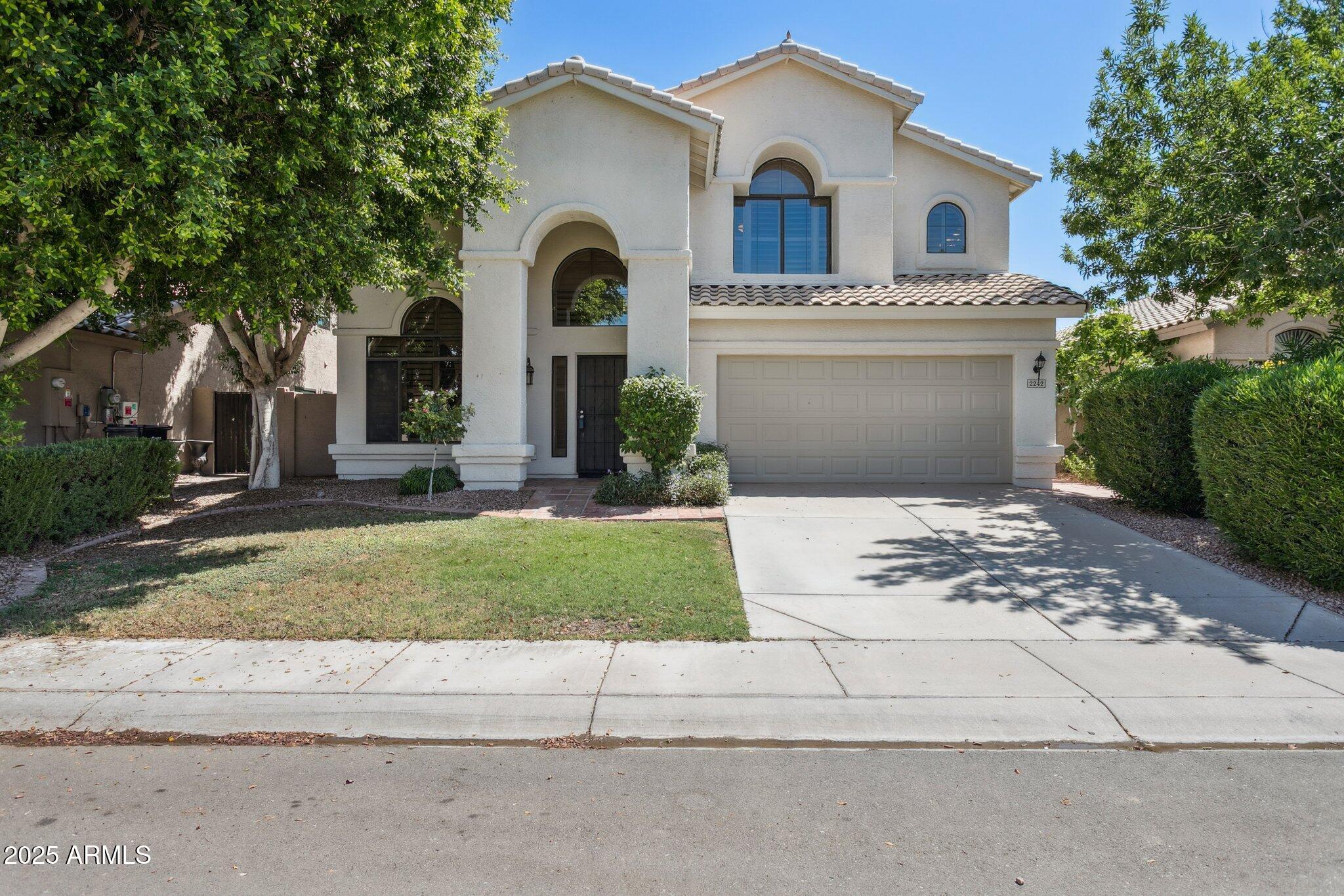 2242 W MYRTLE Drive