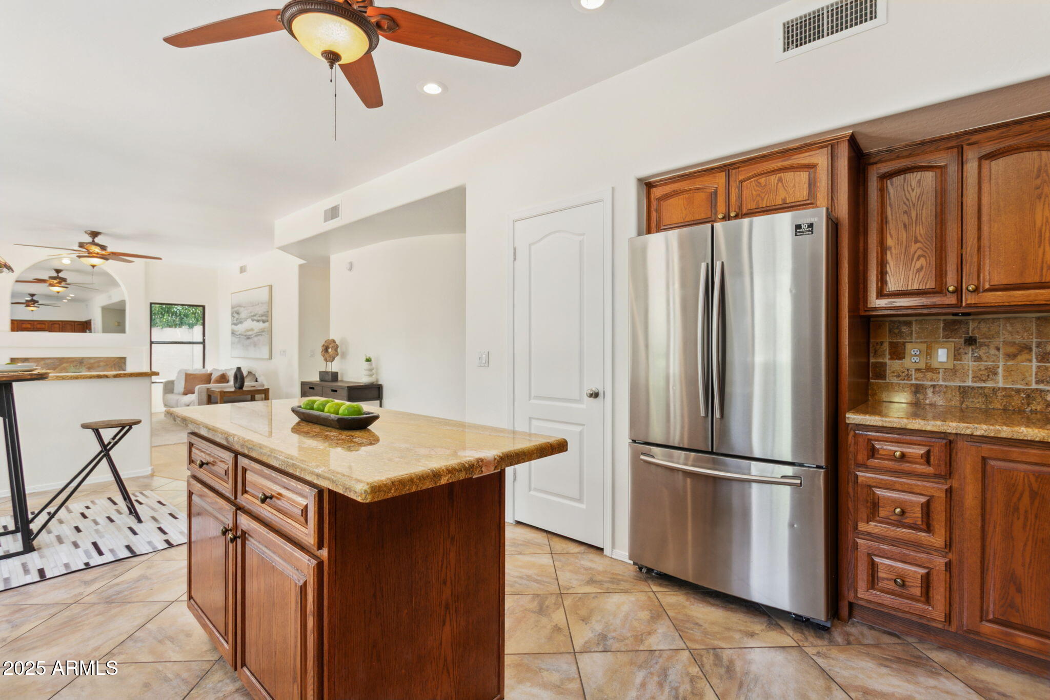 2242 W MYRTLE Drive
